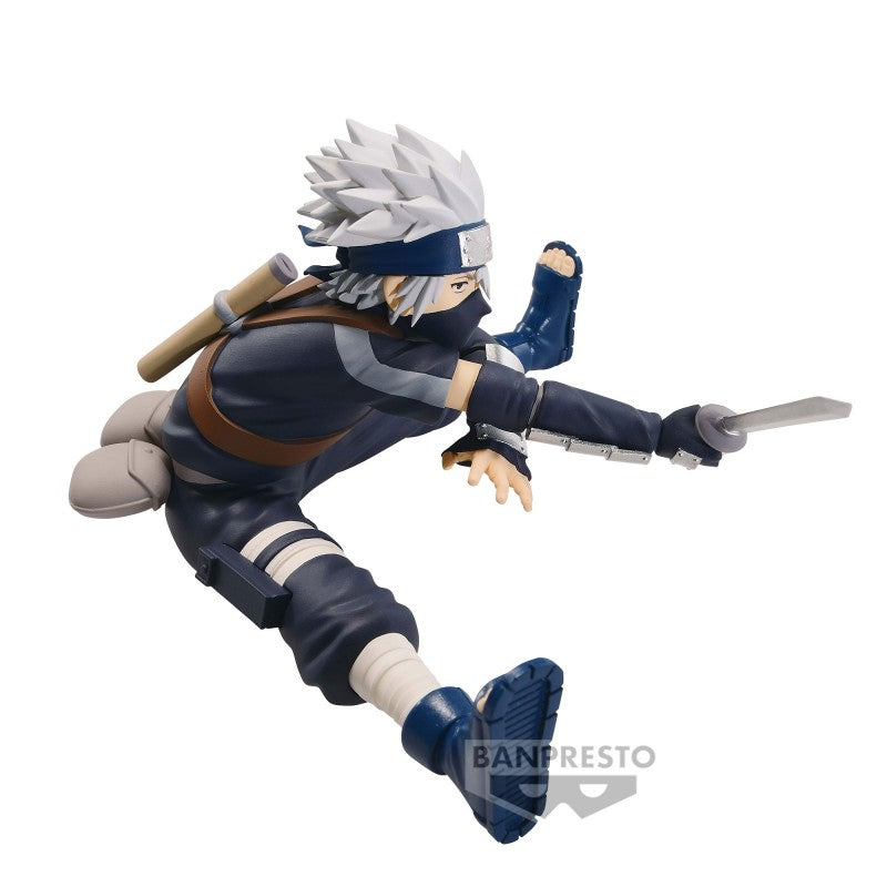 Figurine représentant Kakashi Hatake en pose dynamique, tenant une épée, de la série Naruto par BANPRESTO.