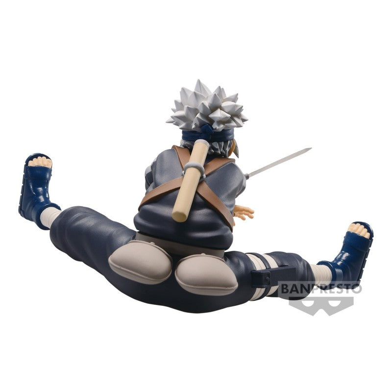 Figurine représentant Kakashi Hatake en pose dynamique, tenant une épée, de la série Naruto par BANPRESTO.