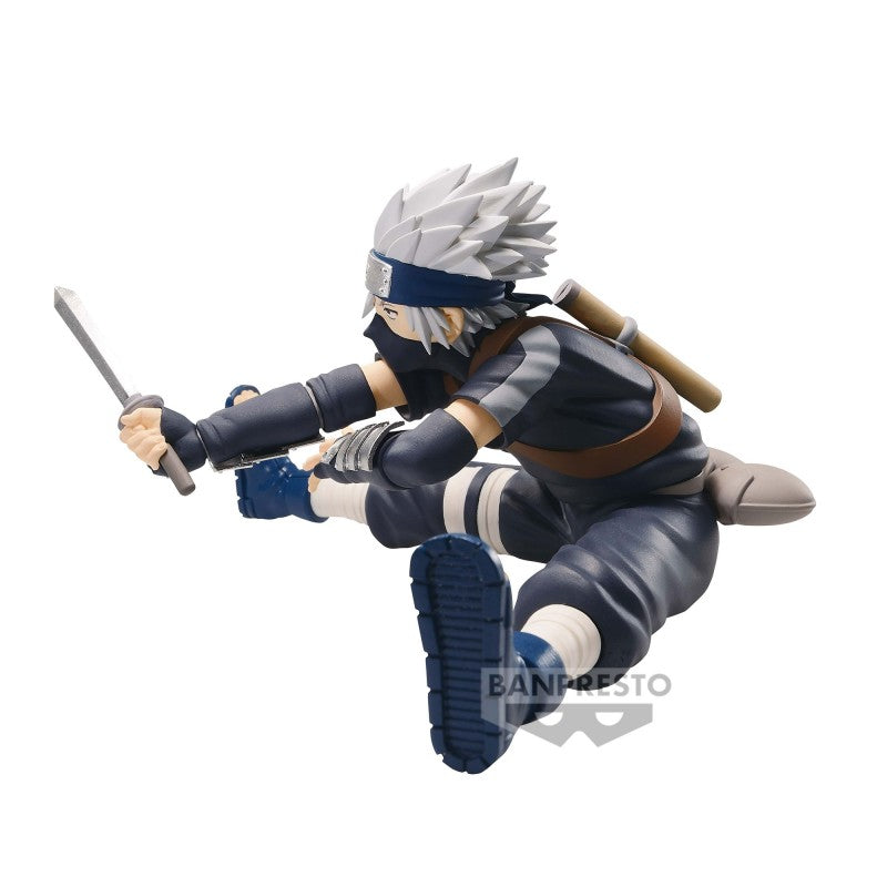 Figurine représentant Kakashi Hatake en pose dynamique, tenant une épée, de la série Naruto par BANPRESTO.