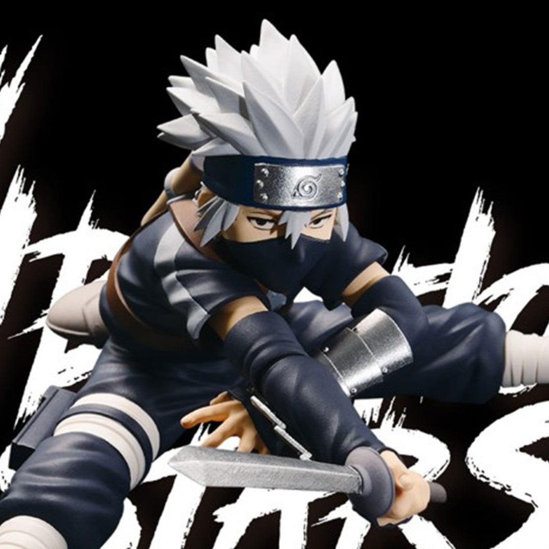 Figurine représentant Kakashi Hatake en pose dynamique, tenant une épée, de la série Naruto par BANPRESTO.