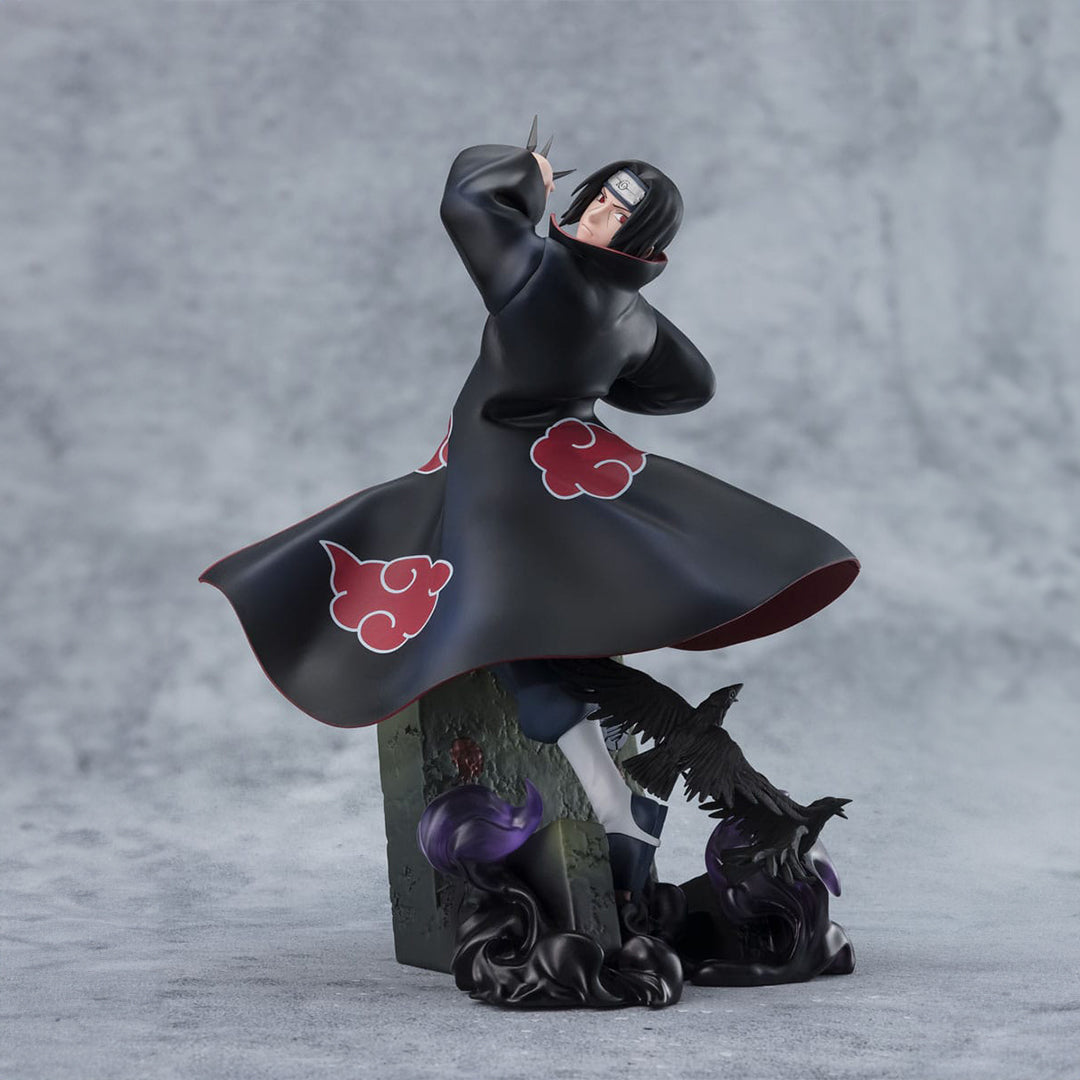 Figurine d'Itachi Uchiha dans une posture dynamique lançant des kunaïs, entourée de corbeaux sur un trône de pierre.