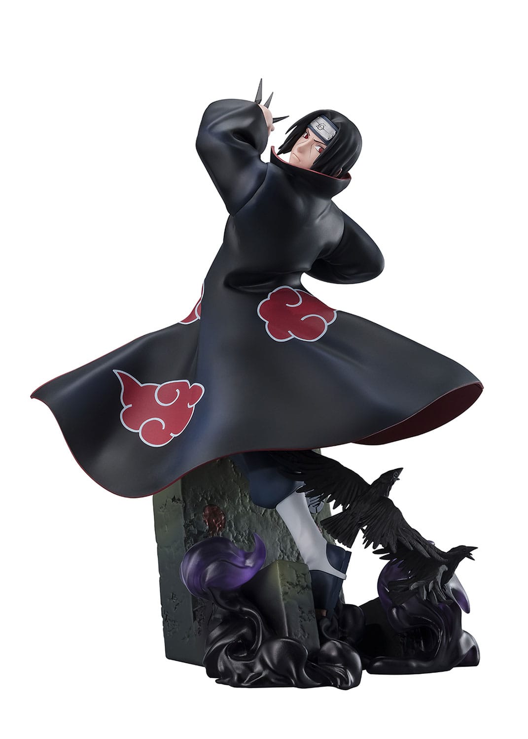 Figurine d'Itachi Uchiha dans une posture dynamique lançant des kunaïs, entourée de corbeaux sur un trône de pierre.