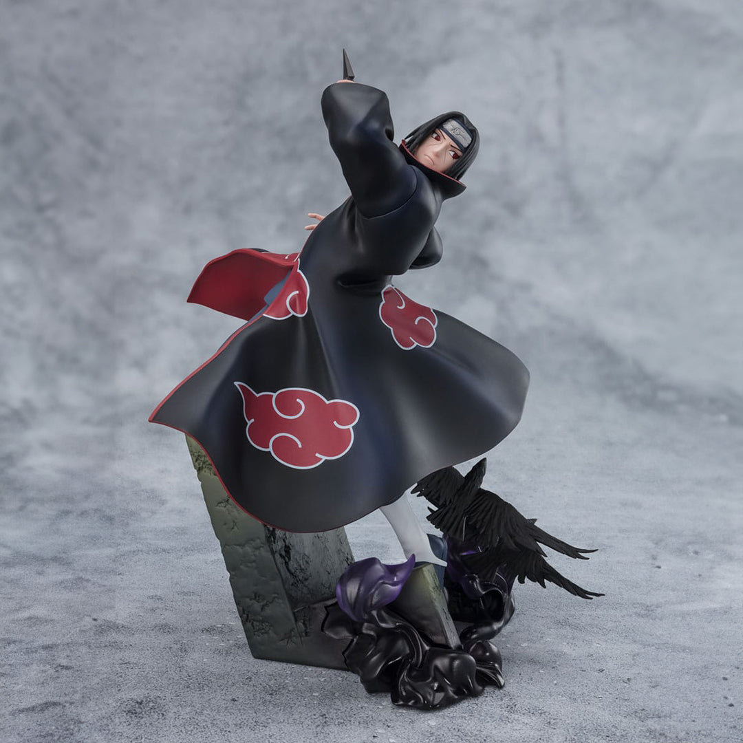 Figurine d'Itachi Uchiha dans une posture dynamique lançant des kunaïs, entourée de corbeaux sur un trône de pierre.