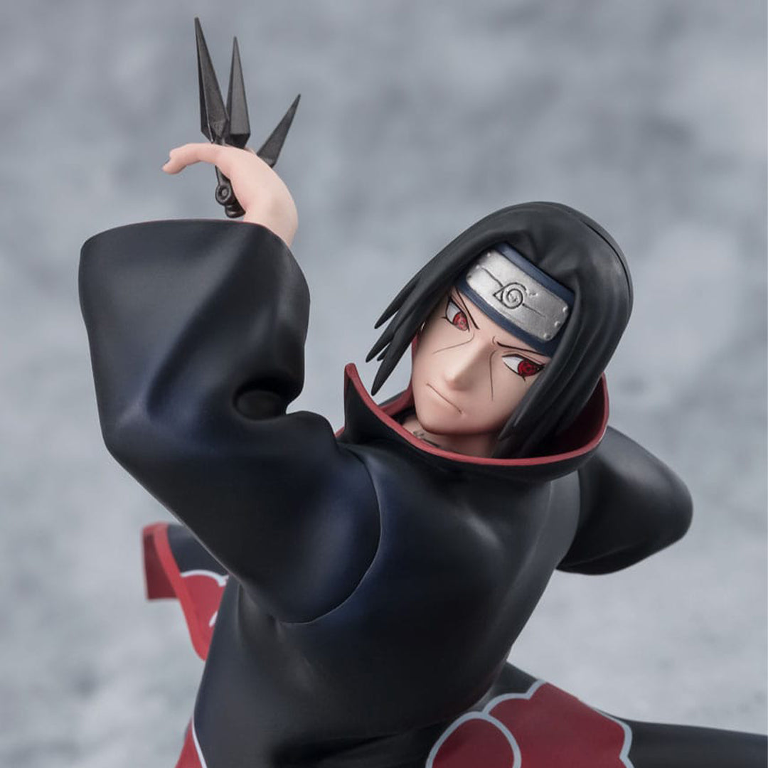 Figurine d'Itachi Uchiha dans une posture dynamique lançant des kunaïs, entourée de corbeaux sur un trône de pierre.