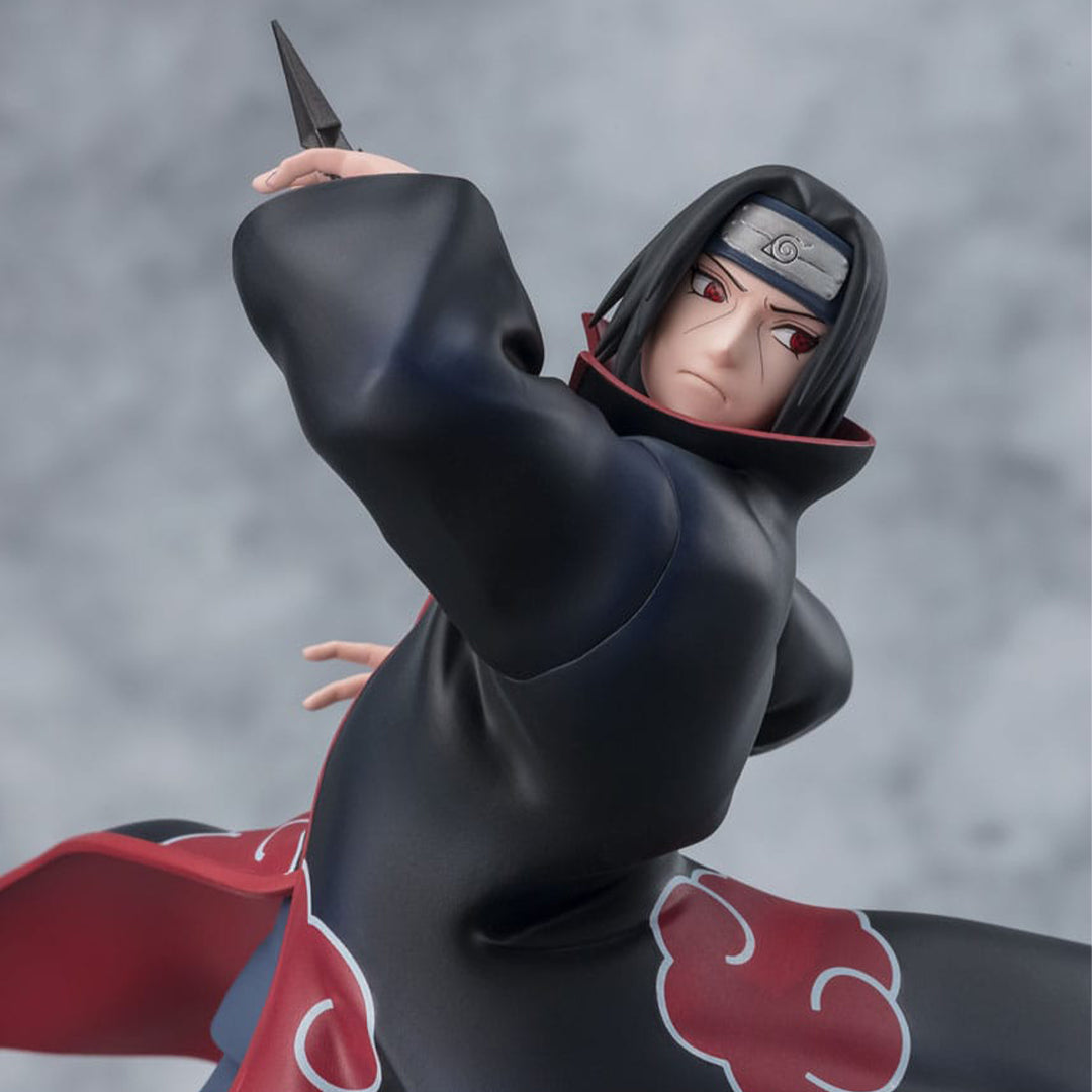 Figurine d'Itachi Uchiha dans une posture dynamique lançant des kunaïs, entourée de corbeaux sur un trône de pierre.