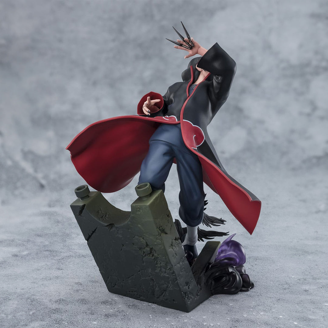 Figurine d'Itachi Uchiha dans une posture dynamique lançant des kunaïs, entourée de corbeaux sur un trône de pierre.