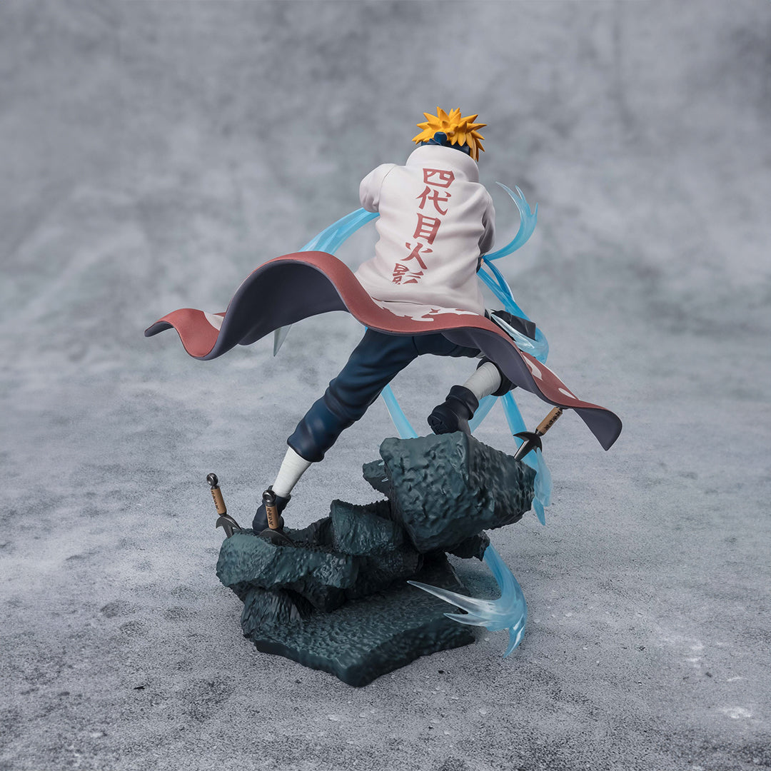 Figurine de Minato Namikaze avec un kunai d'espace-temps et un Rasengan sur un socle rocheux.