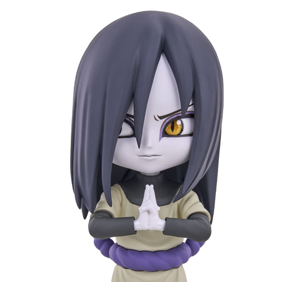 Figurine d'Orochimaru avec cheveux noirs, yeux dorés, expression malicieuse et mains jointes pour une technique ninjutsu.