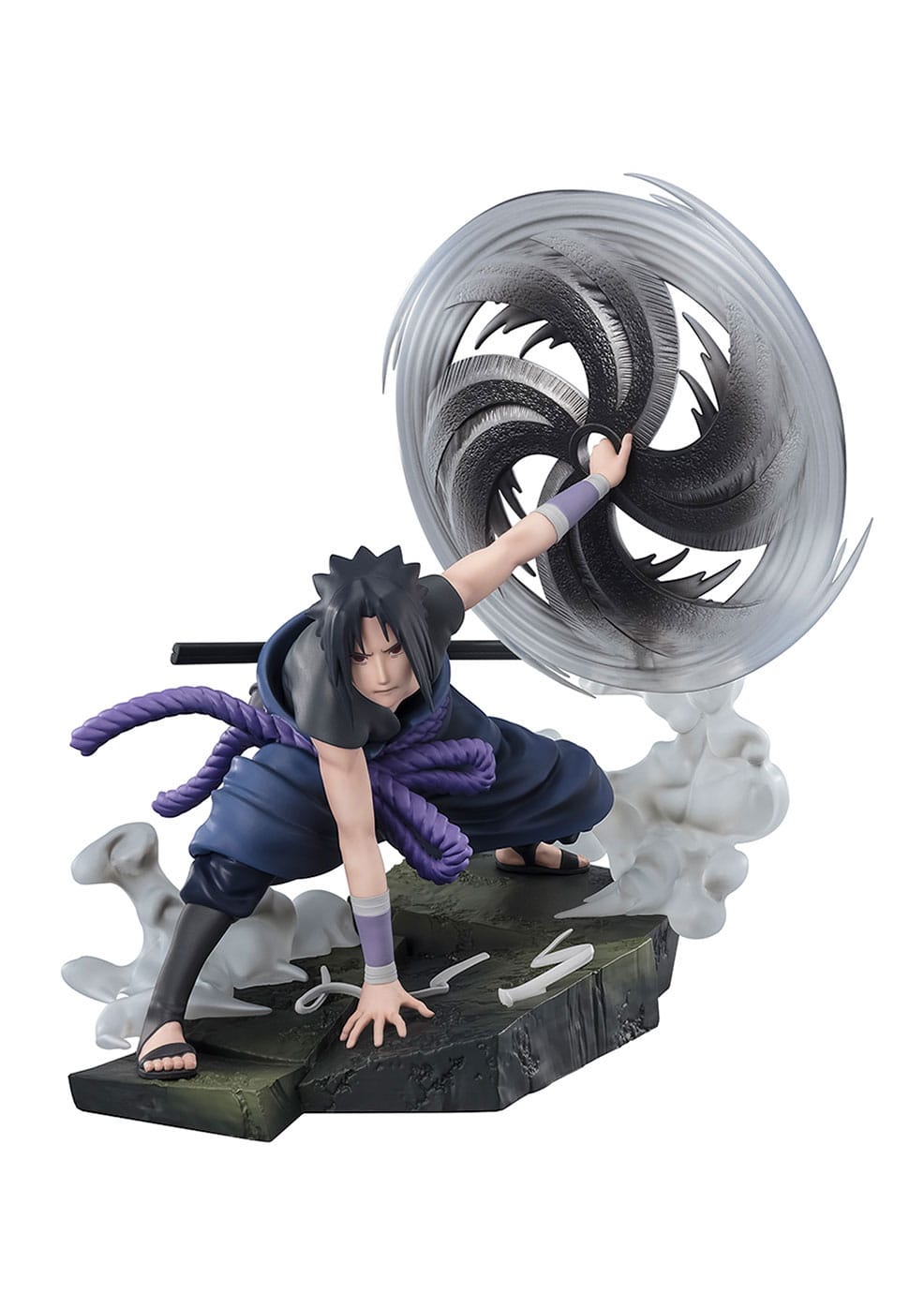 Figurine de Sasuke Uchiha de 20 cm dans une posture dynamique avec des effets de fumée.