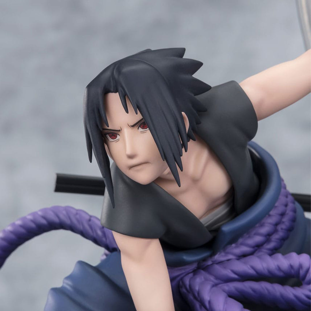 Figurine de Sasuke Uchiha de 20 cm dans une posture dynamique avec des effets de fumée.