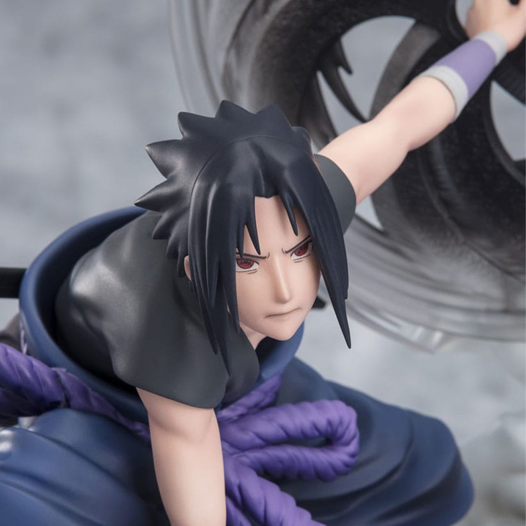 Figurine de Sasuke Uchiha de 20 cm dans une posture dynamique avec des effets de fumée.