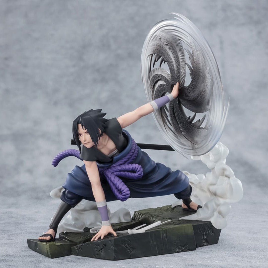 Figurine de Sasuke Uchiha de 20 cm dans une posture dynamique avec des effets de fumée.