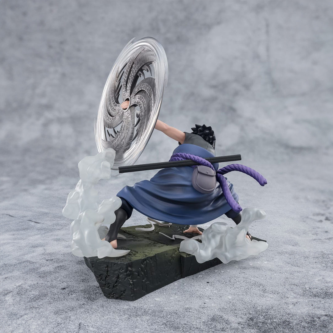 Figurine de Sasuke Uchiha de 20 cm dans une posture dynamique avec des effets de fumée.