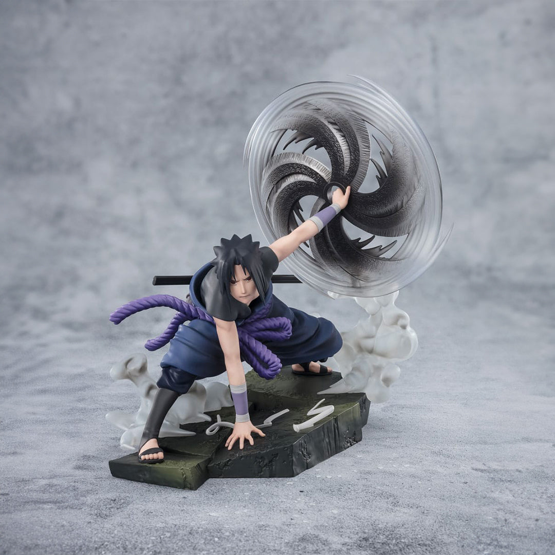 Figurine de Sasuke Uchiha de 20 cm dans une posture dynamique avec des effets de fumée.