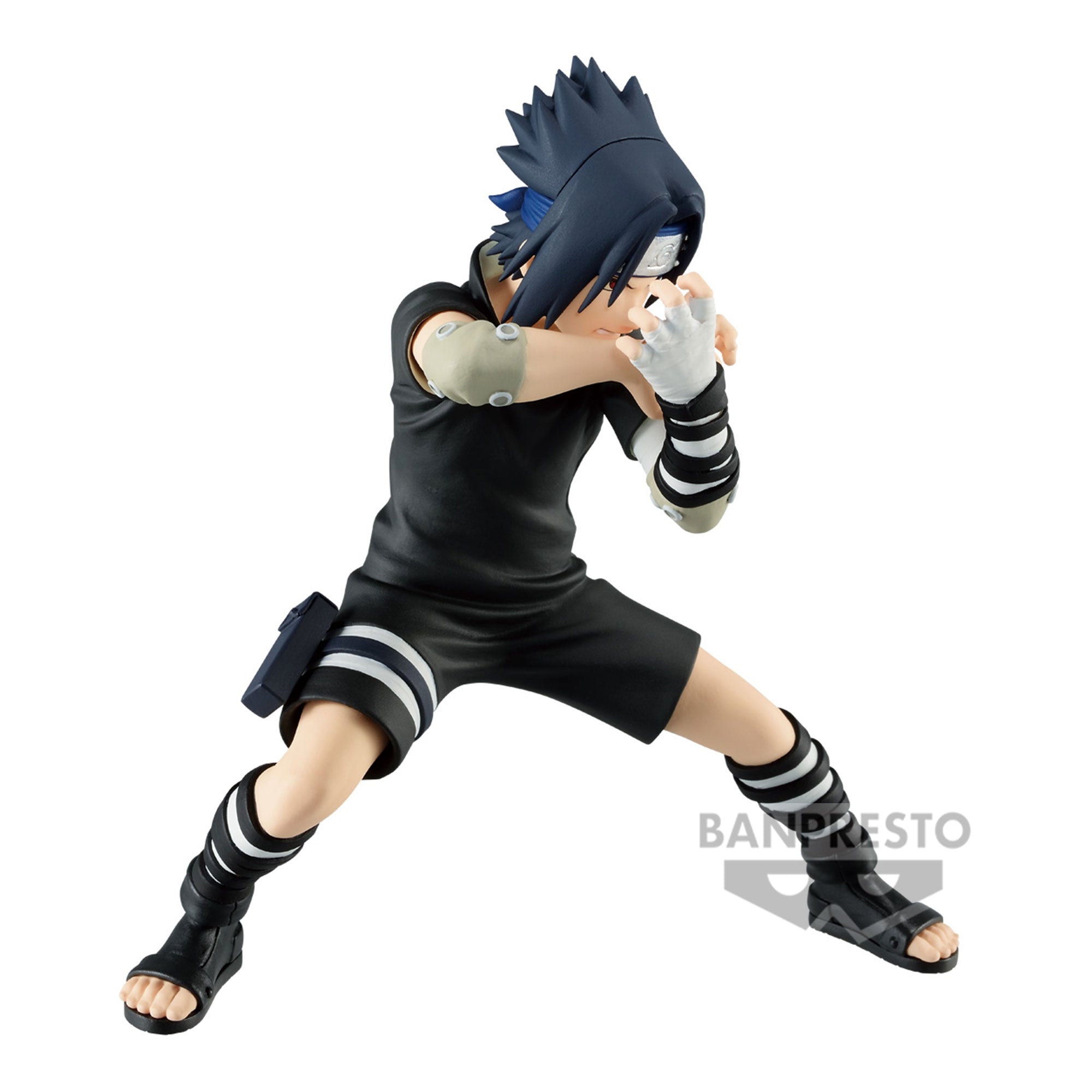 Figurine de Sasuke Uchiha en posture de combat défensive, fabriquée par BANPRESTO, avec expression sérieuse.