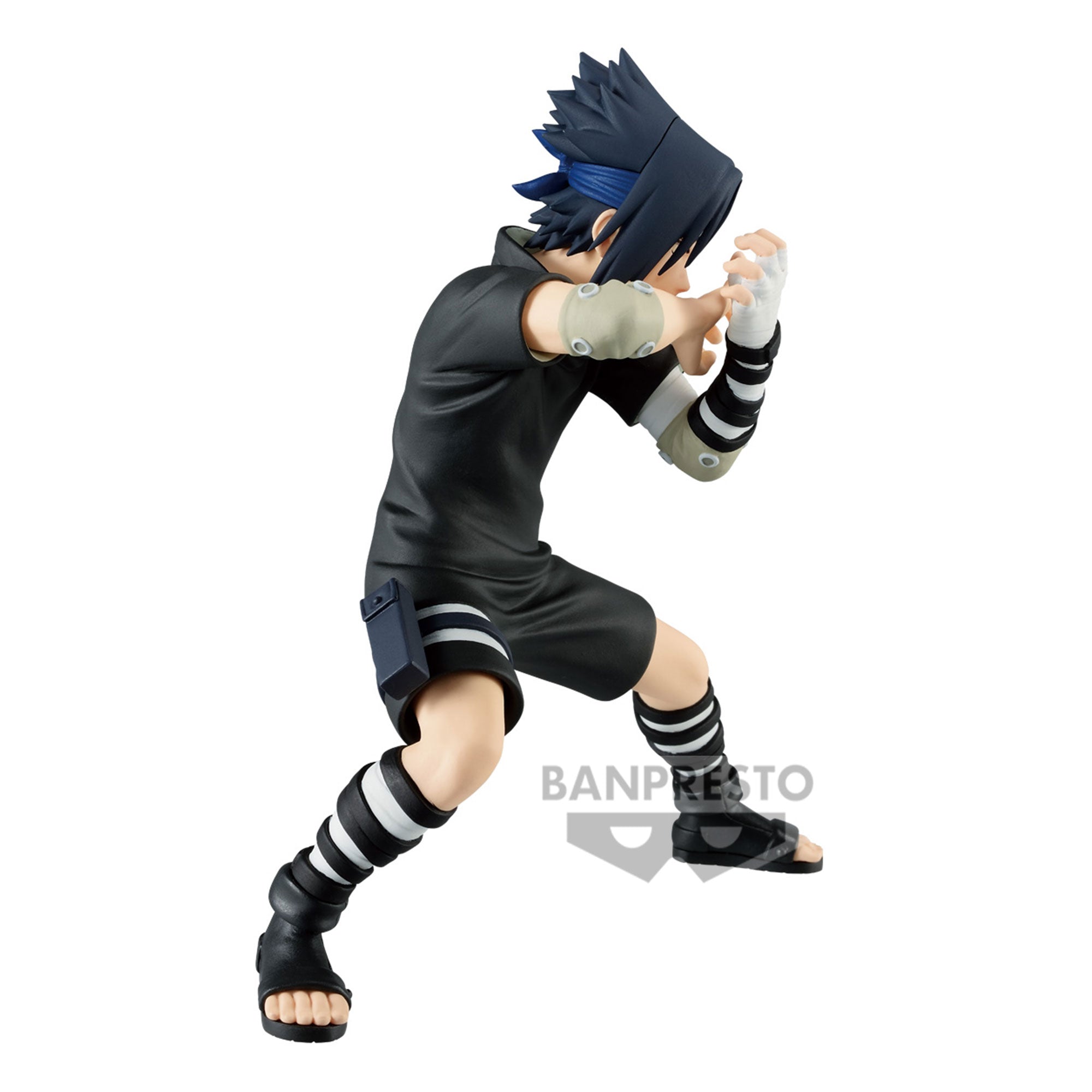 Figurine de Sasuke Uchiha en posture de combat défensive, fabriquée par BANPRESTO, avec expression sérieuse.