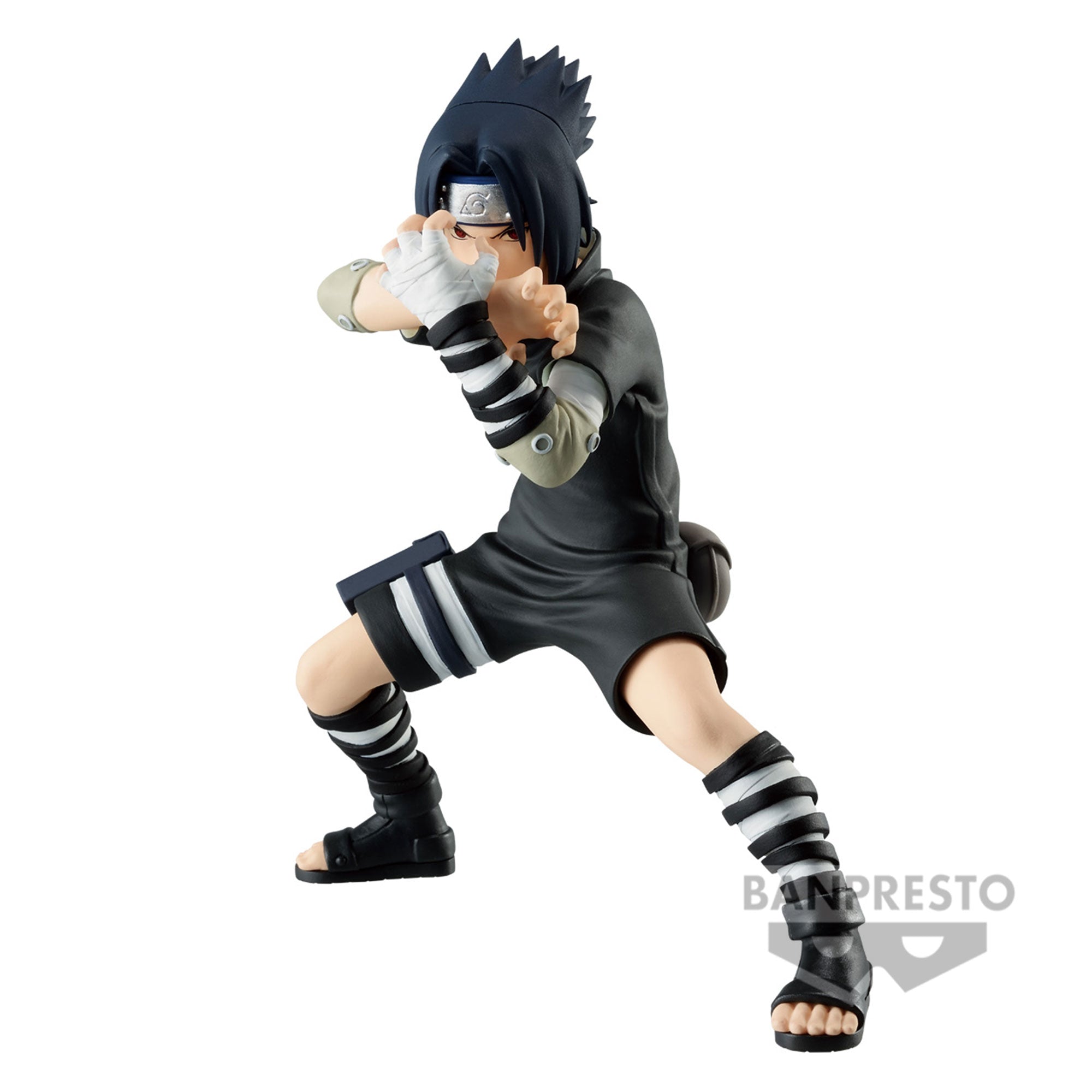 Figurine de Sasuke Uchiha en posture de combat défensive, fabriquée par BANPRESTO, avec expression sérieuse.