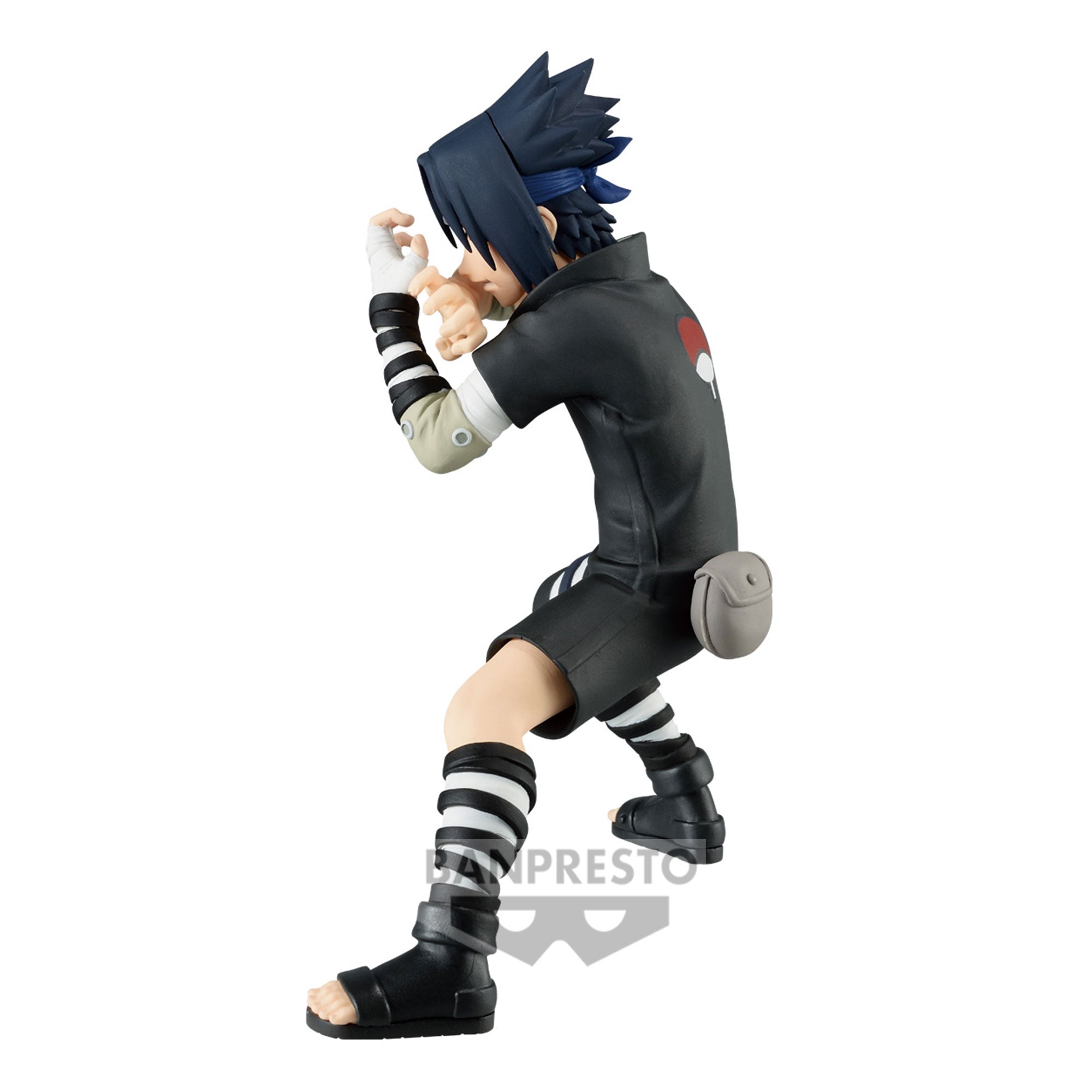 Figurine de Sasuke Uchiha en posture de combat défensive, fabriquée par BANPRESTO, avec expression sérieuse.