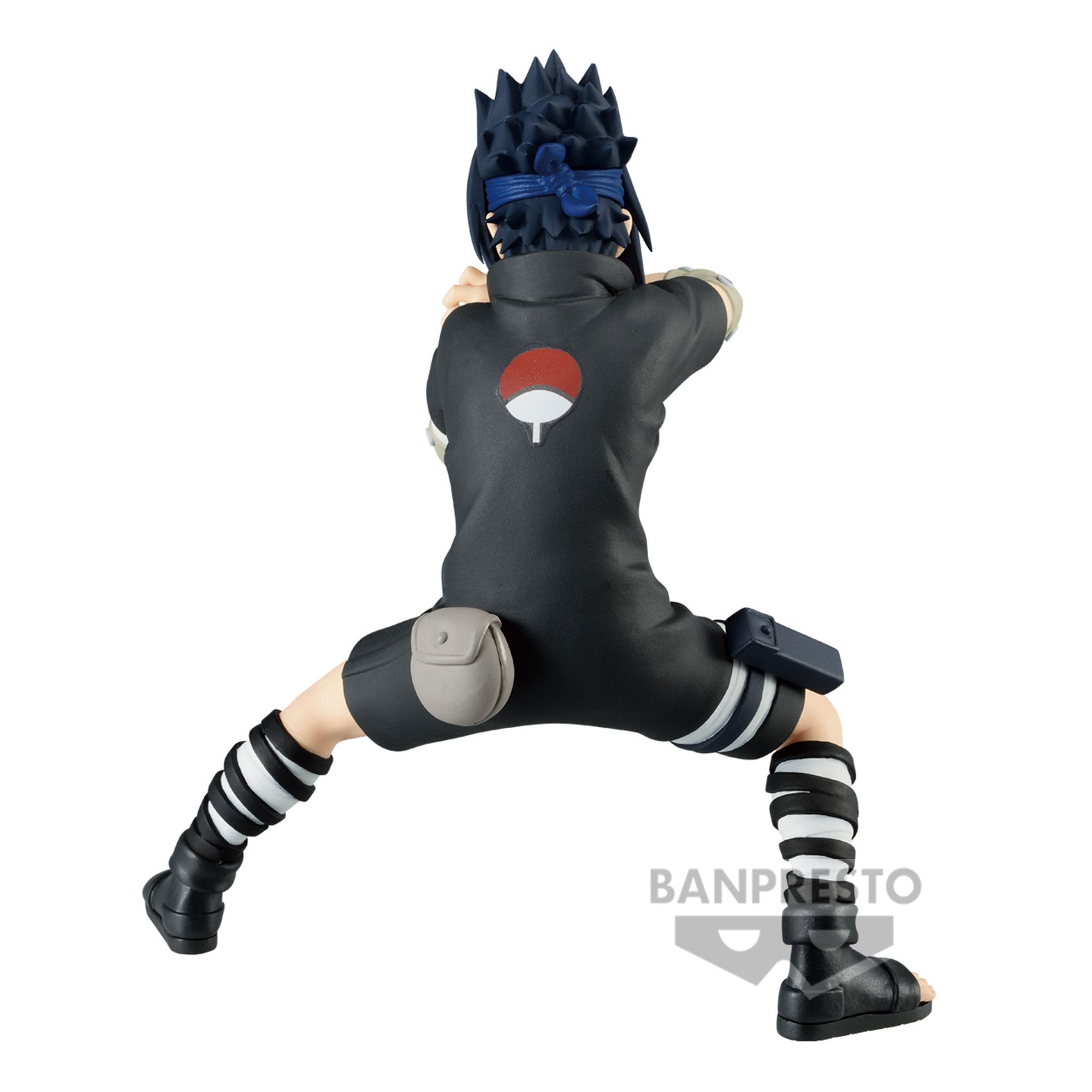 Figurine de Sasuke Uchiha en posture de combat défensive, fabriquée par BANPRESTO, avec expression sérieuse.