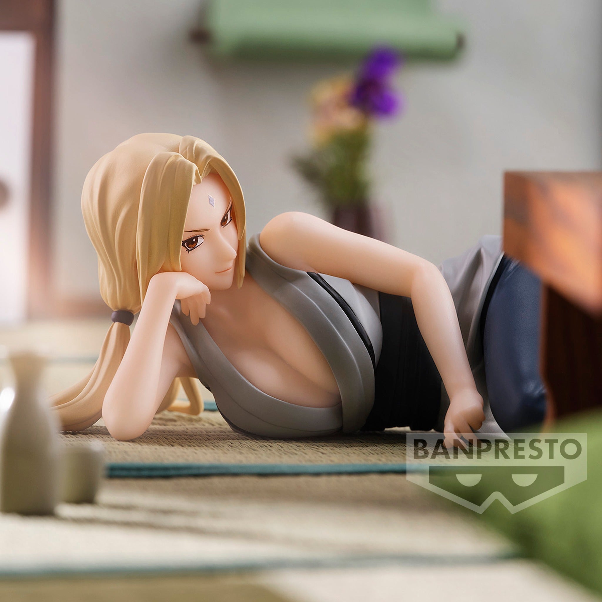 Tsunade de Naruto représentée avec une pose sensuelle et élégante, fabriquée par Banpresto.