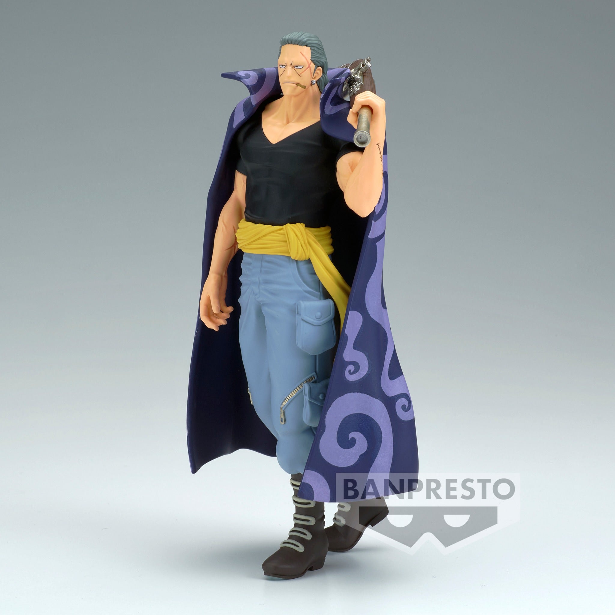 Figurine de Benn Beckman marchant avec un fusil sur ses épaules, réalisée en PVC, mesurant 17 cm, avec une expression faciale sérieuse et une base stable.