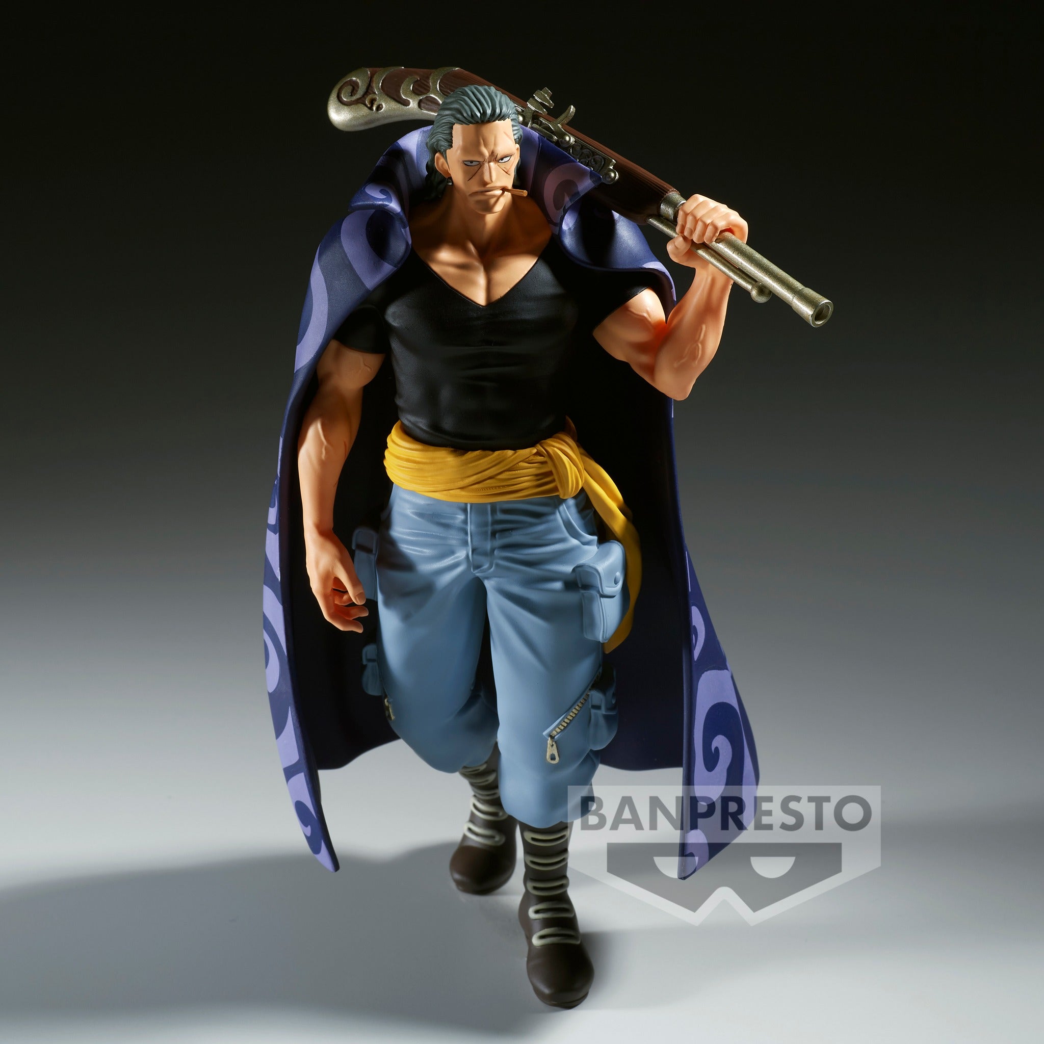 Figurine de Benn Beckman marchant avec un fusil sur ses épaules, réalisée en PVC, mesurant 17 cm, avec une expression faciale sérieuse et une base stable.