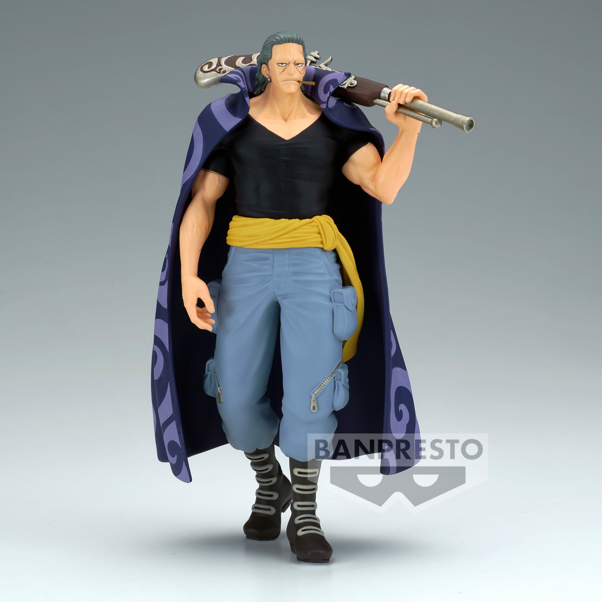 Figurine de Benn Beckman marchant avec un fusil sur ses épaules, réalisée en PVC, mesurant 17 cm, avec une expression faciale sérieuse et une base stable.