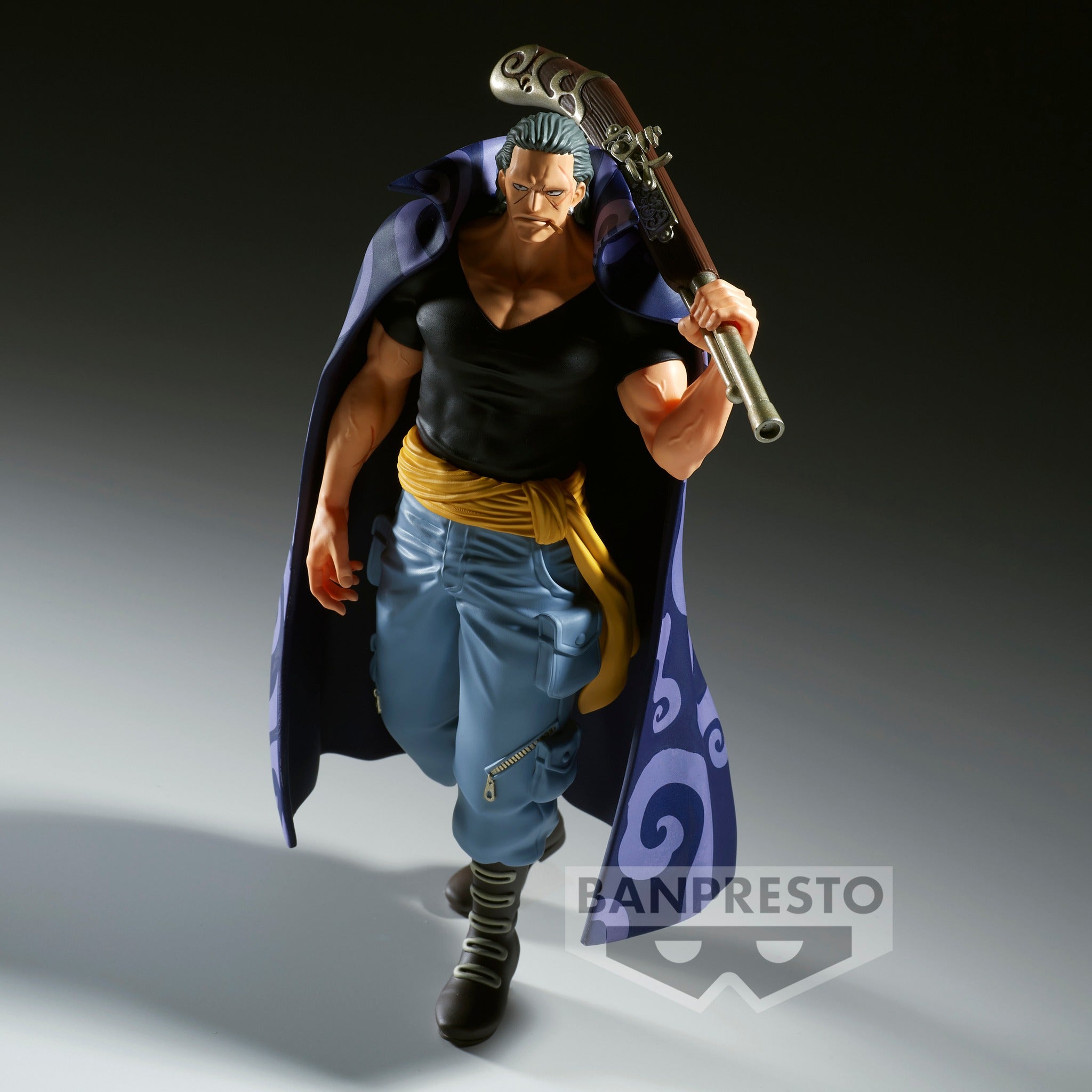 Figurine de Benn Beckman marchant avec un fusil sur ses épaules, réalisée en PVC, mesurant 17 cm, avec une expression faciale sérieuse et une base stable.