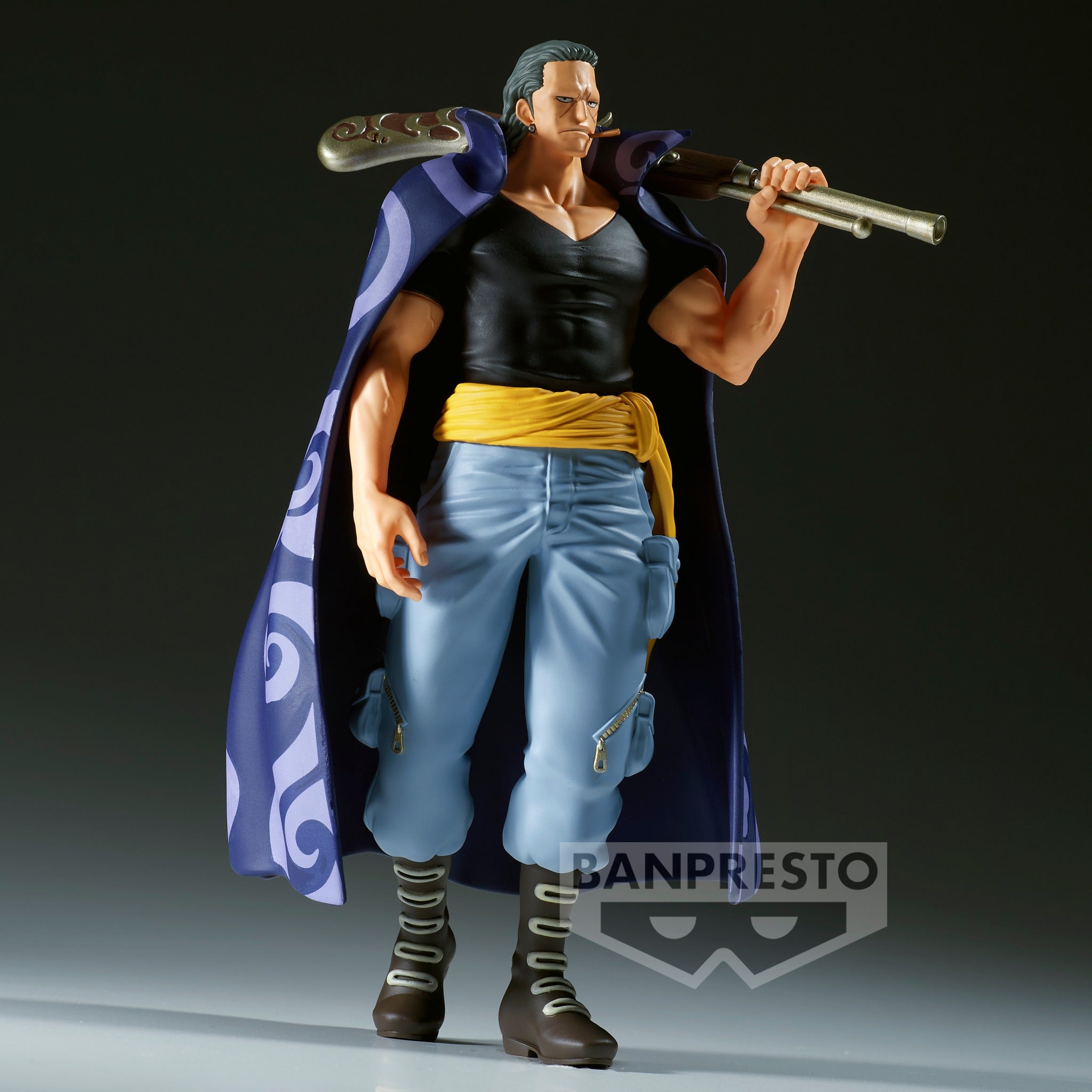 Figurine de Benn Beckman marchant avec un fusil sur ses épaules, réalisée en PVC, mesurant 17 cm, avec une expression faciale sérieuse et une base stable.