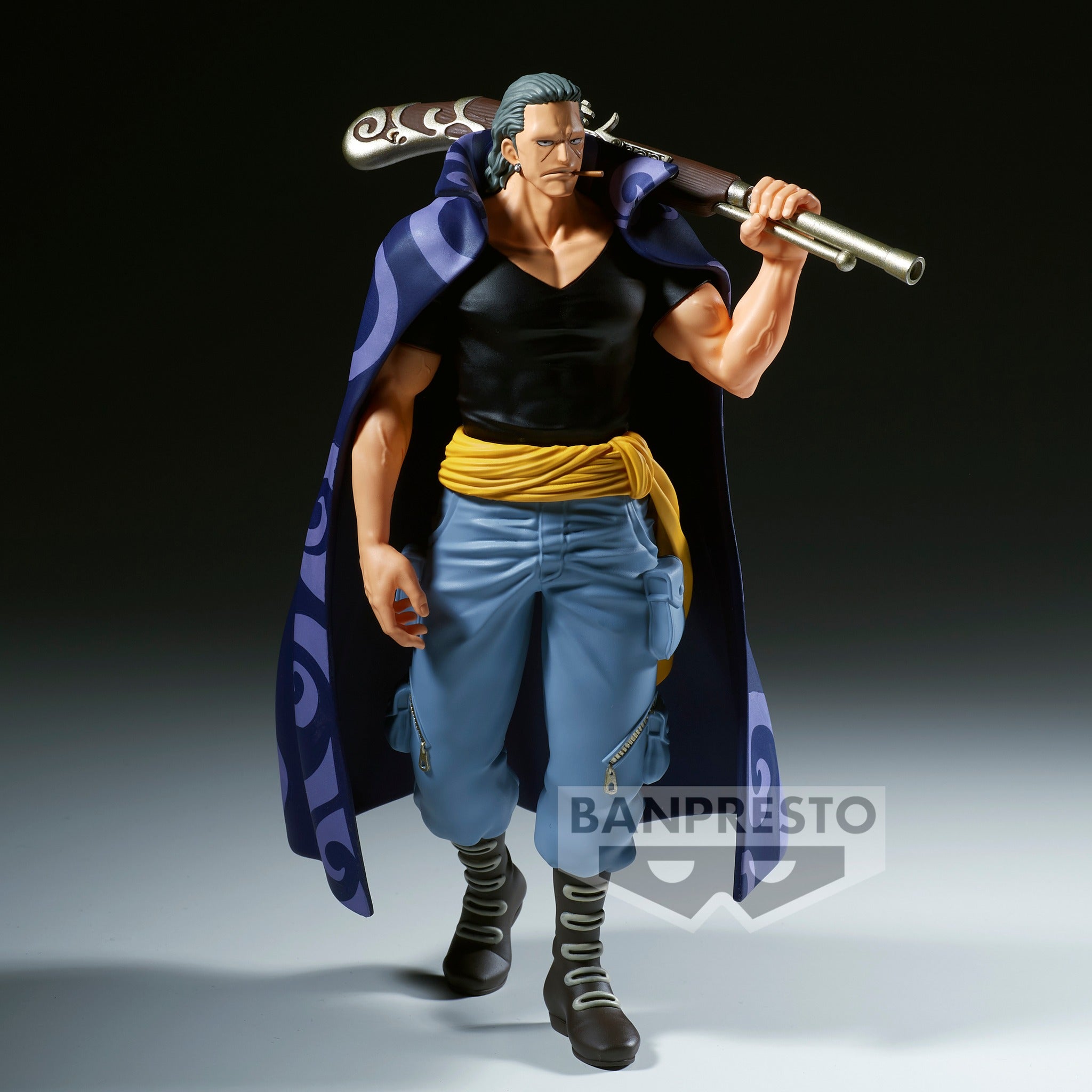 Figurine de Benn Beckman marchant avec un fusil sur ses épaules, réalisée en PVC, mesurant 17 cm, avec une expression faciale sérieuse et une base stable.