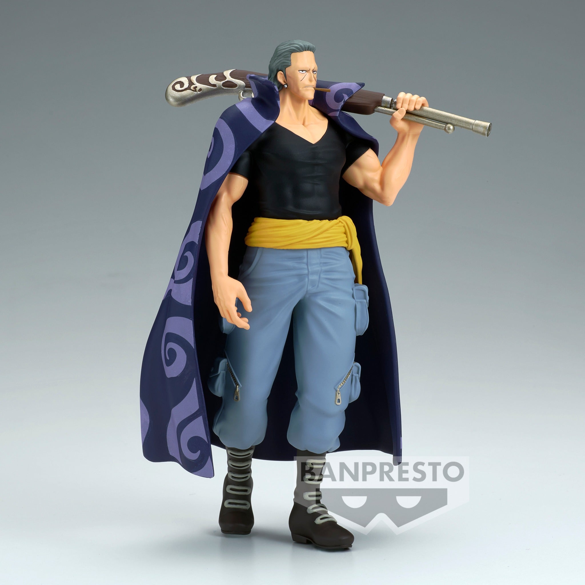Figurine de Benn Beckman marchant avec un fusil sur ses épaules, réalisée en PVC, mesurant 17 cm, avec une expression faciale sérieuse et une base stable.