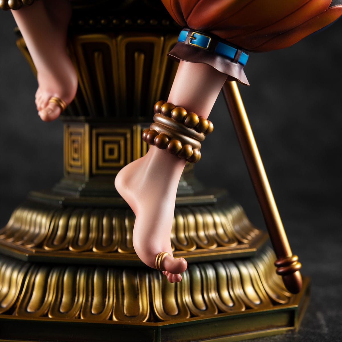 Figurine d'Enel avec son bâton en or, représentant le personnage dans sa tenue classique, avec une pose dynamique et une expression déterminée, fabriquée par MegaHouse.