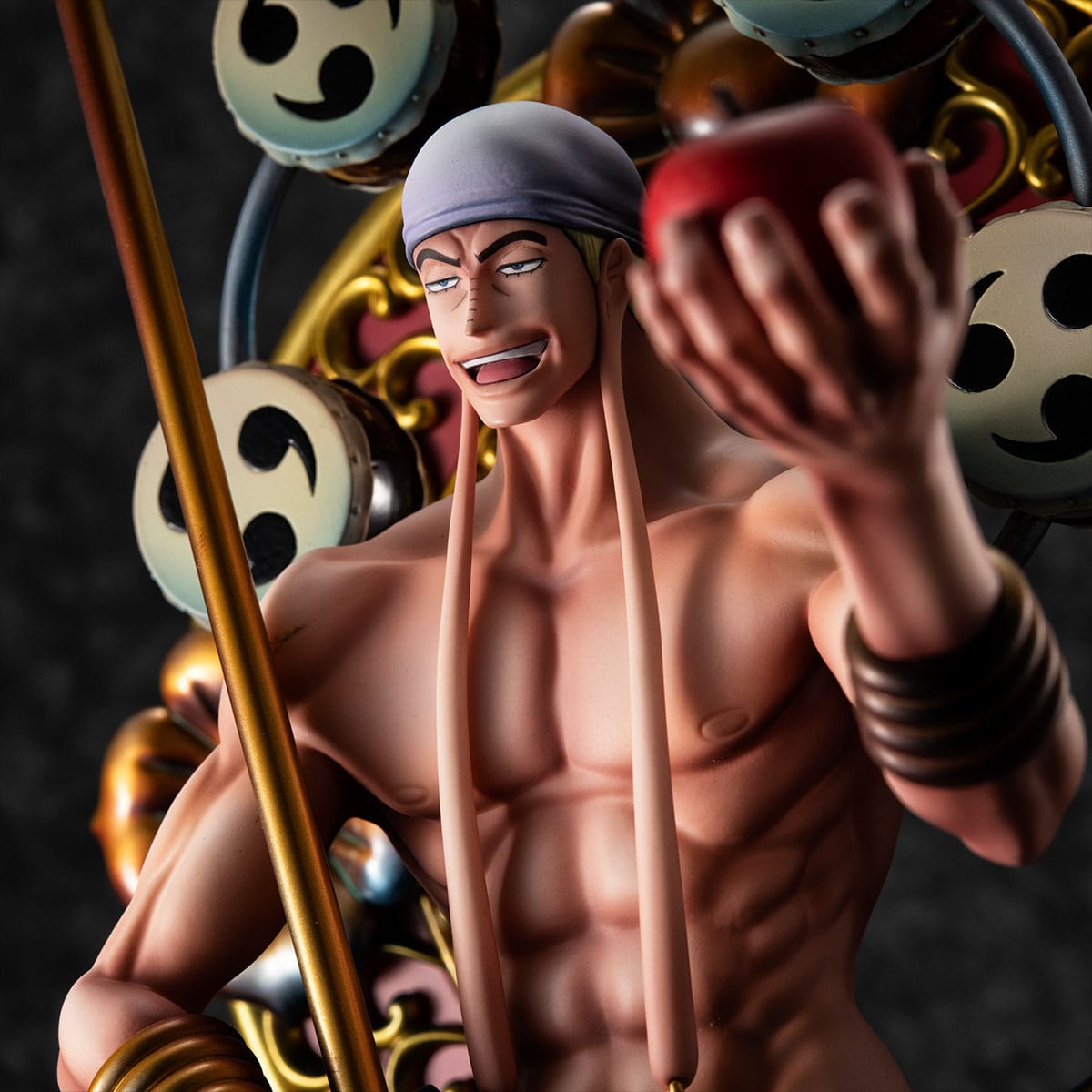 Figurine d'Enel avec son bâton en or, représentant le personnage dans sa tenue classique, avec une pose dynamique et une expression déterminée, fabriquée par MegaHouse.
