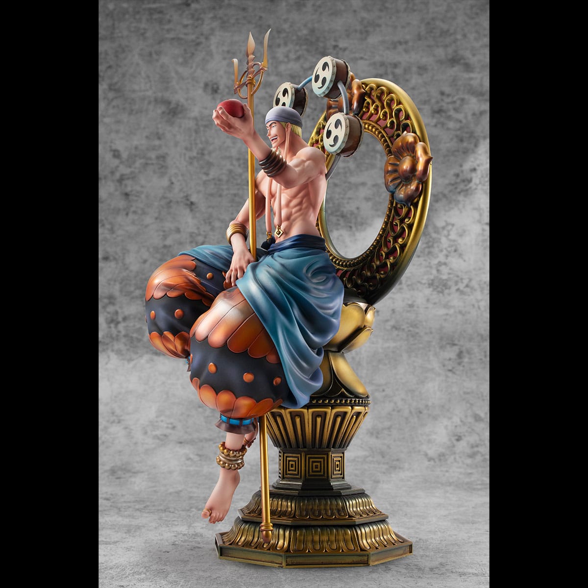 Figurine d'Enel avec son bâton en or, représentant le personnage dans sa tenue classique, avec une pose dynamique et une expression déterminée, fabriquée par MegaHouse.