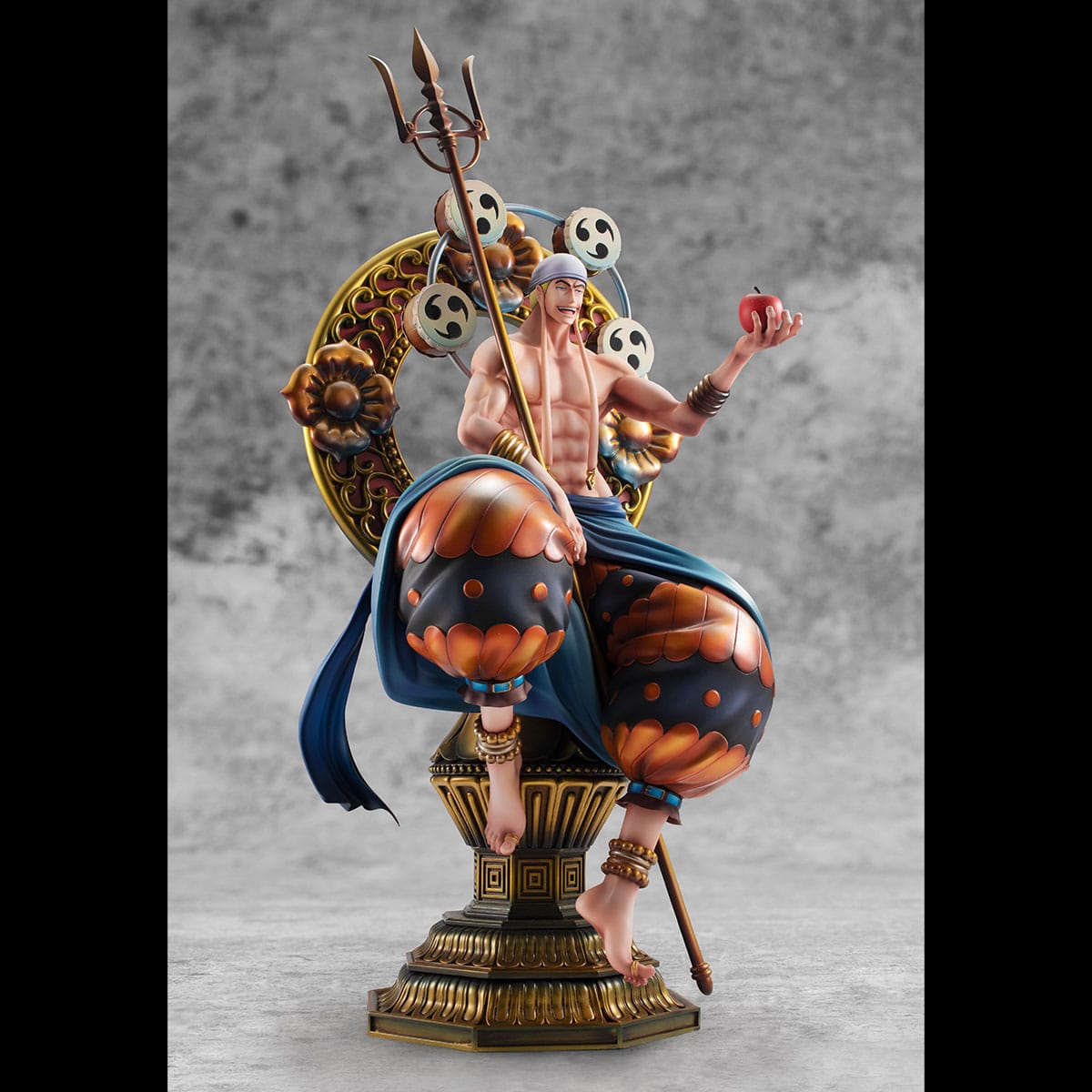 Figurine d'Enel avec son bâton en or, représentant le personnage dans sa tenue classique, avec une pose dynamique et une expression déterminée, fabriquée par MegaHouse.