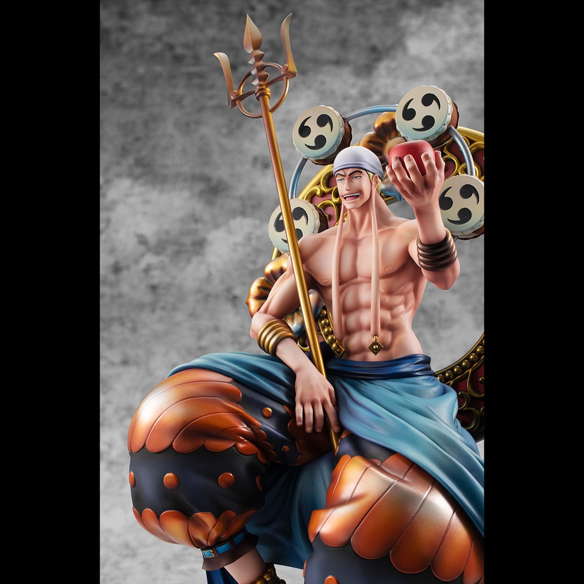 Figurine d'Enel avec son bâton en or, représentant le personnage dans sa tenue classique, avec une pose dynamique et une expression déterminée, fabriquée par MegaHouse.
