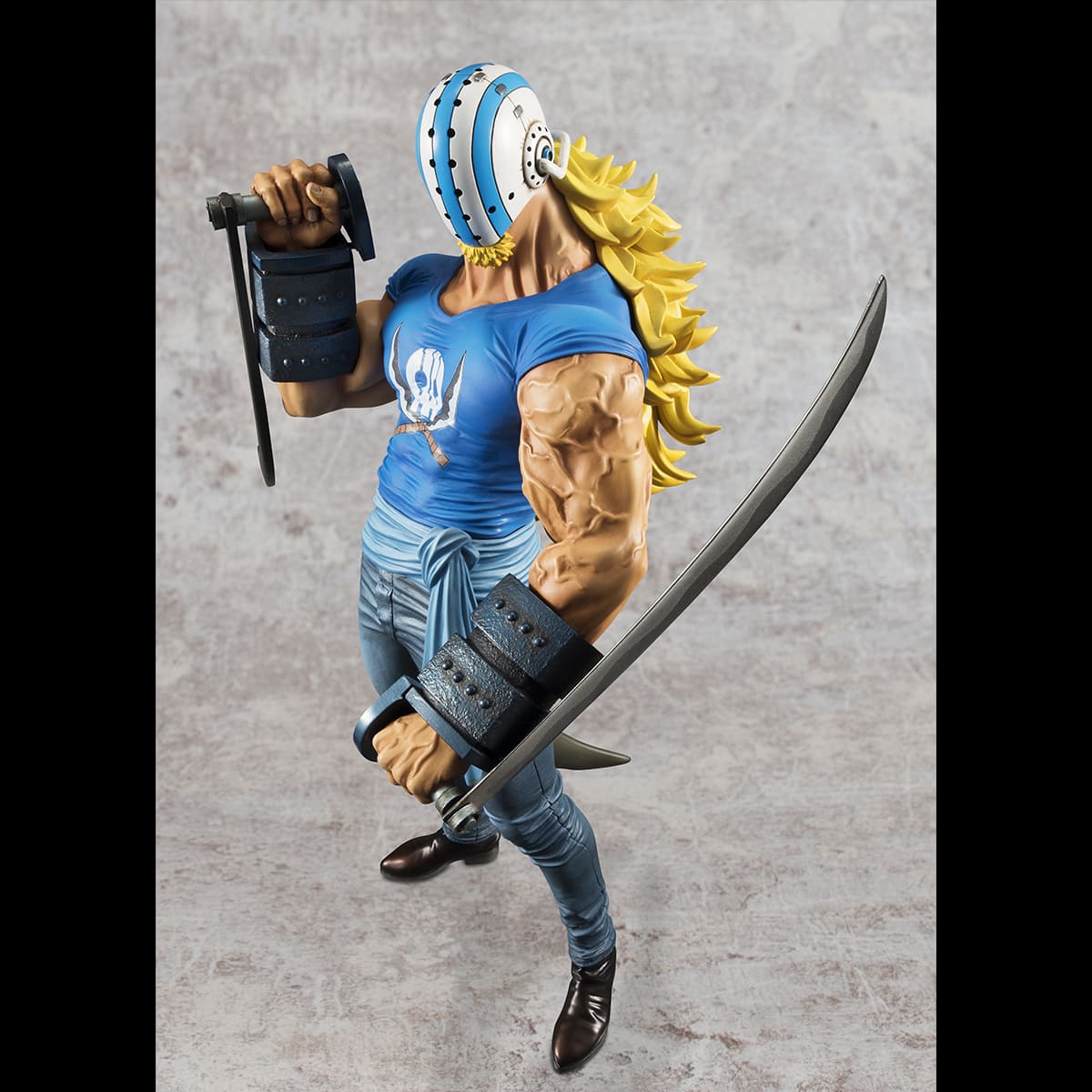 Figurine de Killer de la collection Portrait of Pirates, représentant un personnage avec une longue chevelure blonde, un casque, et des faux, dans une pose menaçante sur une base stable.