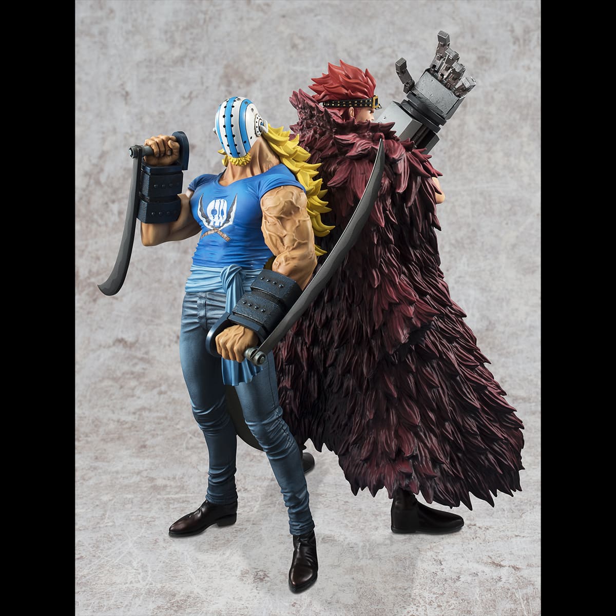 Figurine de Killer de la collection Portrait of Pirates, représentant un personnage avec une longue chevelure blonde, un casque, et des faux, dans une pose menaçante sur une base stable.