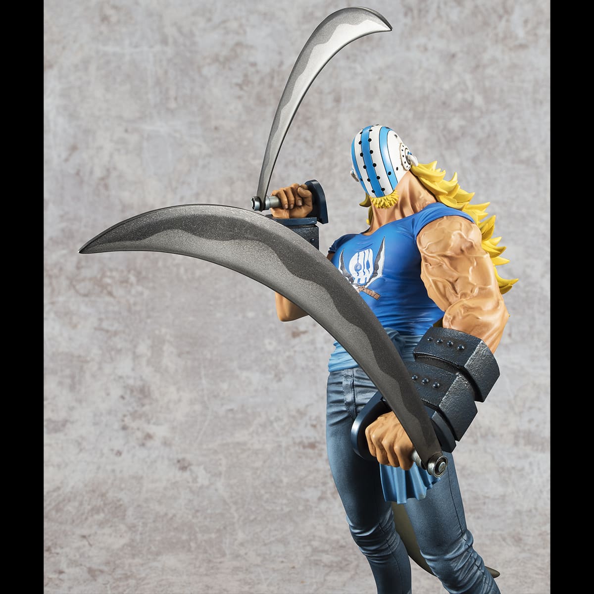 Figurine de Killer de la collection Portrait of Pirates, représentant un personnage avec une longue chevelure blonde, un casque, et des faux, dans une pose menaçante sur une base stable.