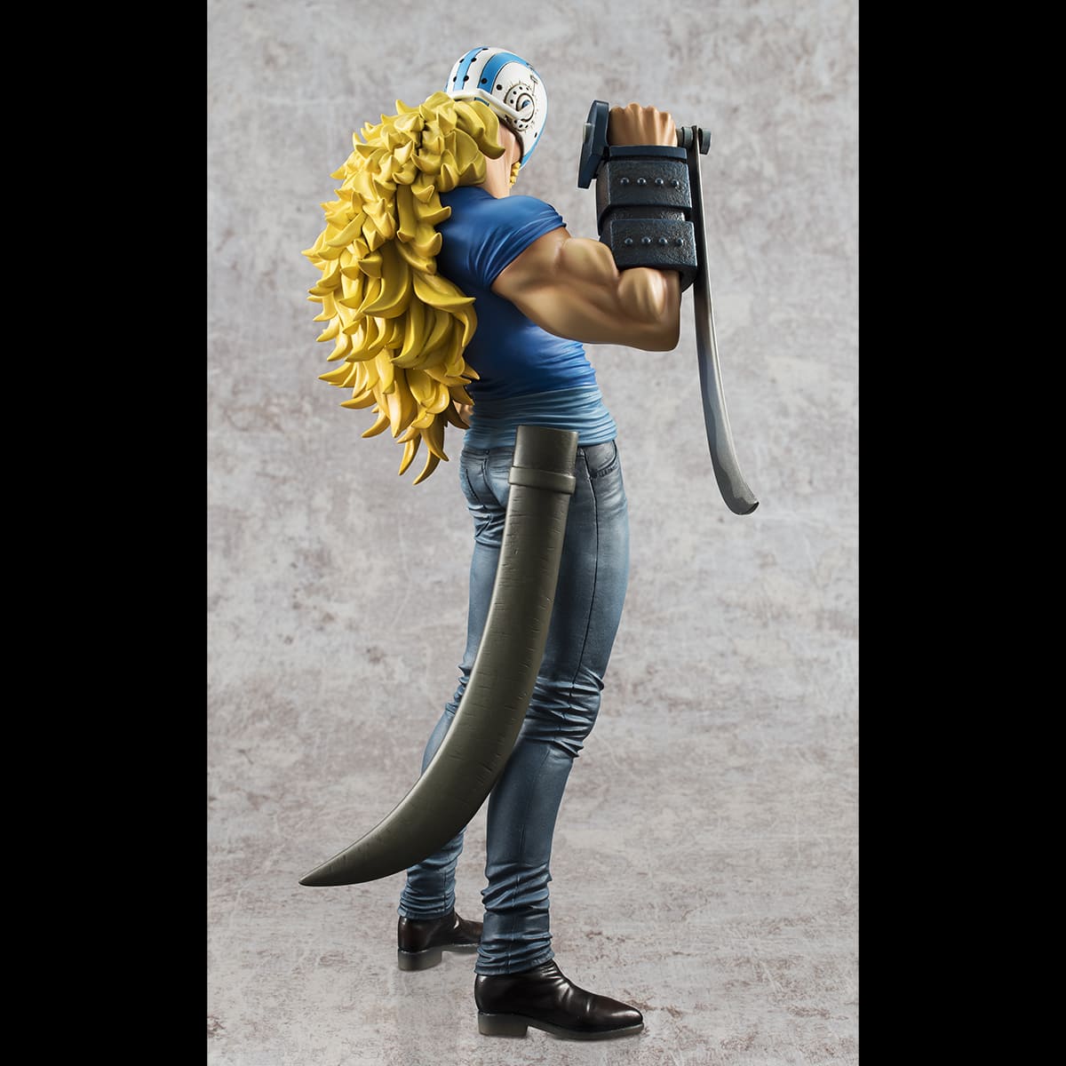 Figurine de Killer de la collection Portrait of Pirates, représentant un personnage avec une longue chevelure blonde, un casque, et des faux, dans une pose menaçante sur une base stable.