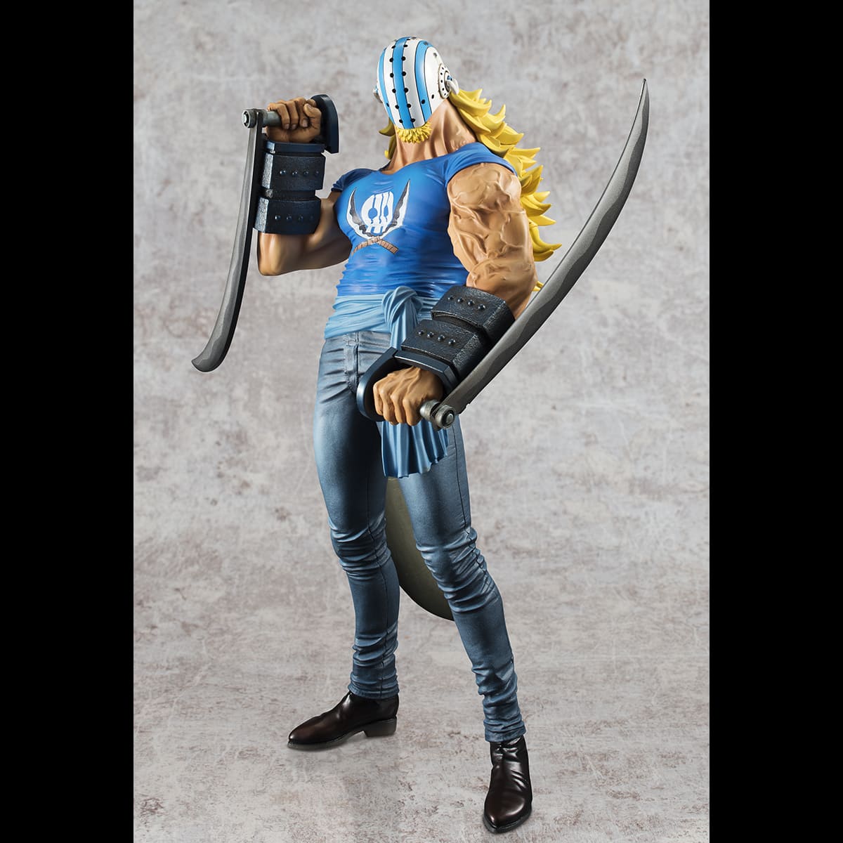 Figurine de Killer de la collection Portrait of Pirates, représentant un personnage avec une longue chevelure blonde, un casque, et des faux, dans une pose menaçante sur une base stable.