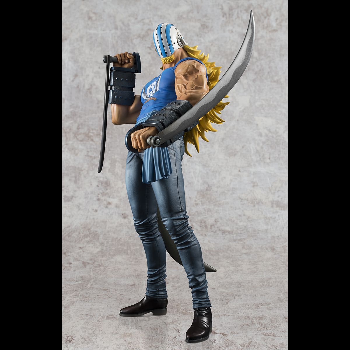Figurine de Killer de la collection Portrait of Pirates, représentant un personnage avec une longue chevelure blonde, un casque, et des faux, dans une pose menaçante sur une base stable.