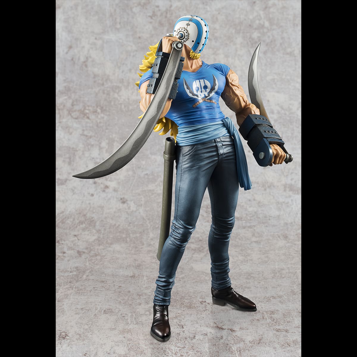 Figurine de Killer de la collection Portrait of Pirates, représentant un personnage avec une longue chevelure blonde, un casque, et des faux, dans une pose menaçante sur une base stable.