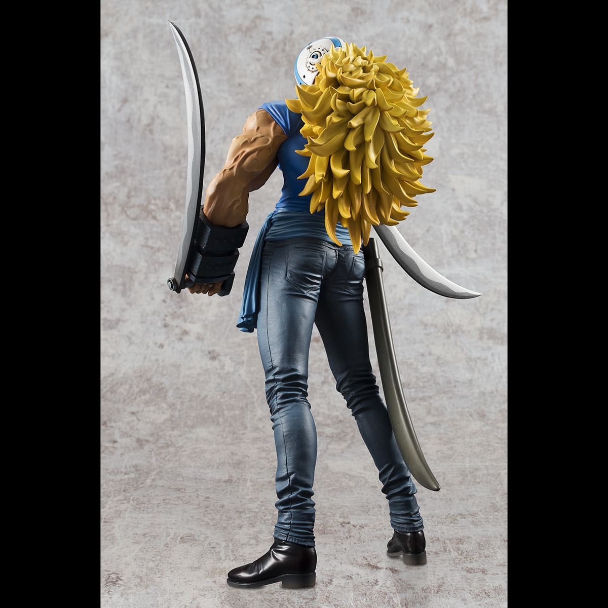 Figurine de Killer de la collection Portrait of Pirates, représentant un personnage avec une longue chevelure blonde, un casque, et des faux, dans une pose menaçante sur une base stable.