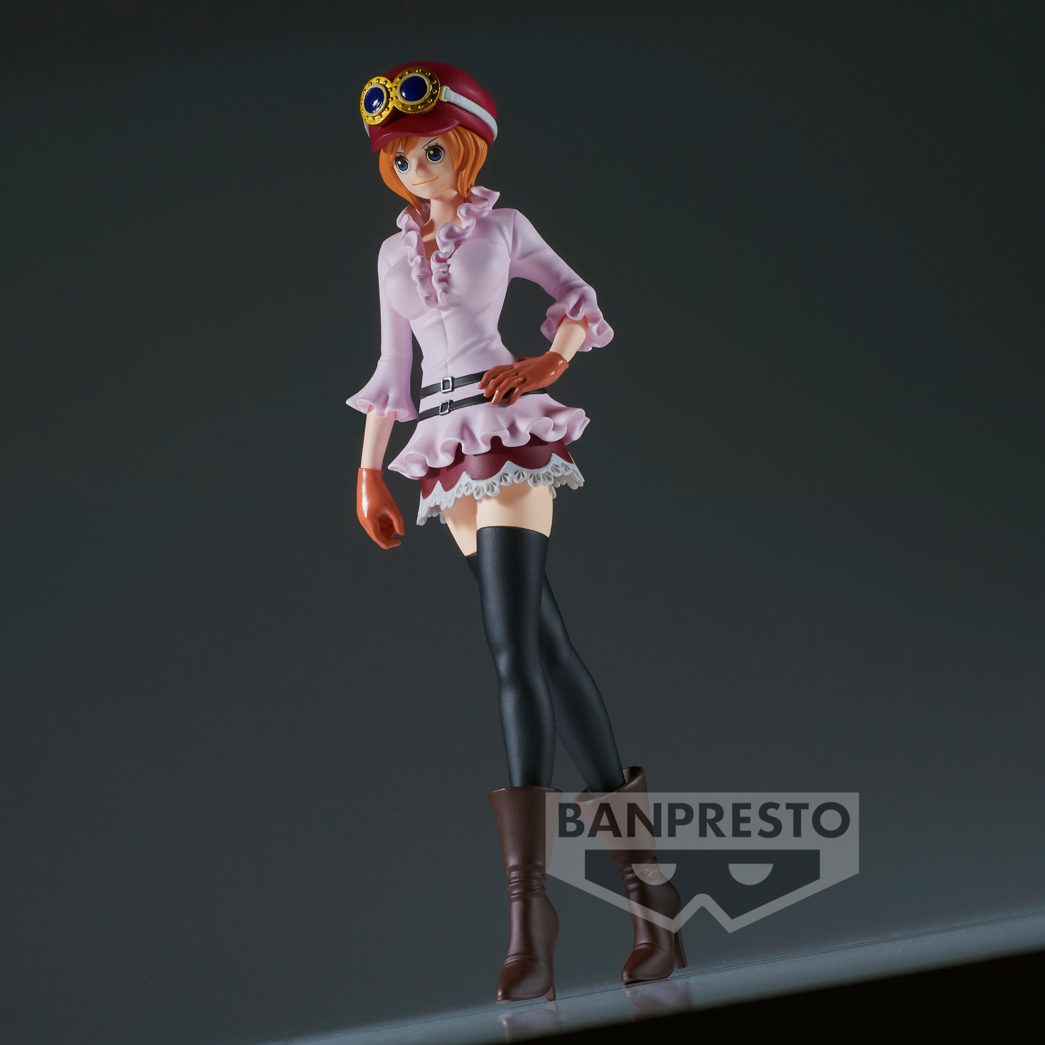 Figurine de Koala en posture dynamique avec un sourire malicieux, portant une casquette fuchsia, des lunettes jaunes surdimensionnées, un haut rose pâle, et une jupe à volants rose foncé, accompagnée de chaussettes noires montantes et de bottines à talons marron.