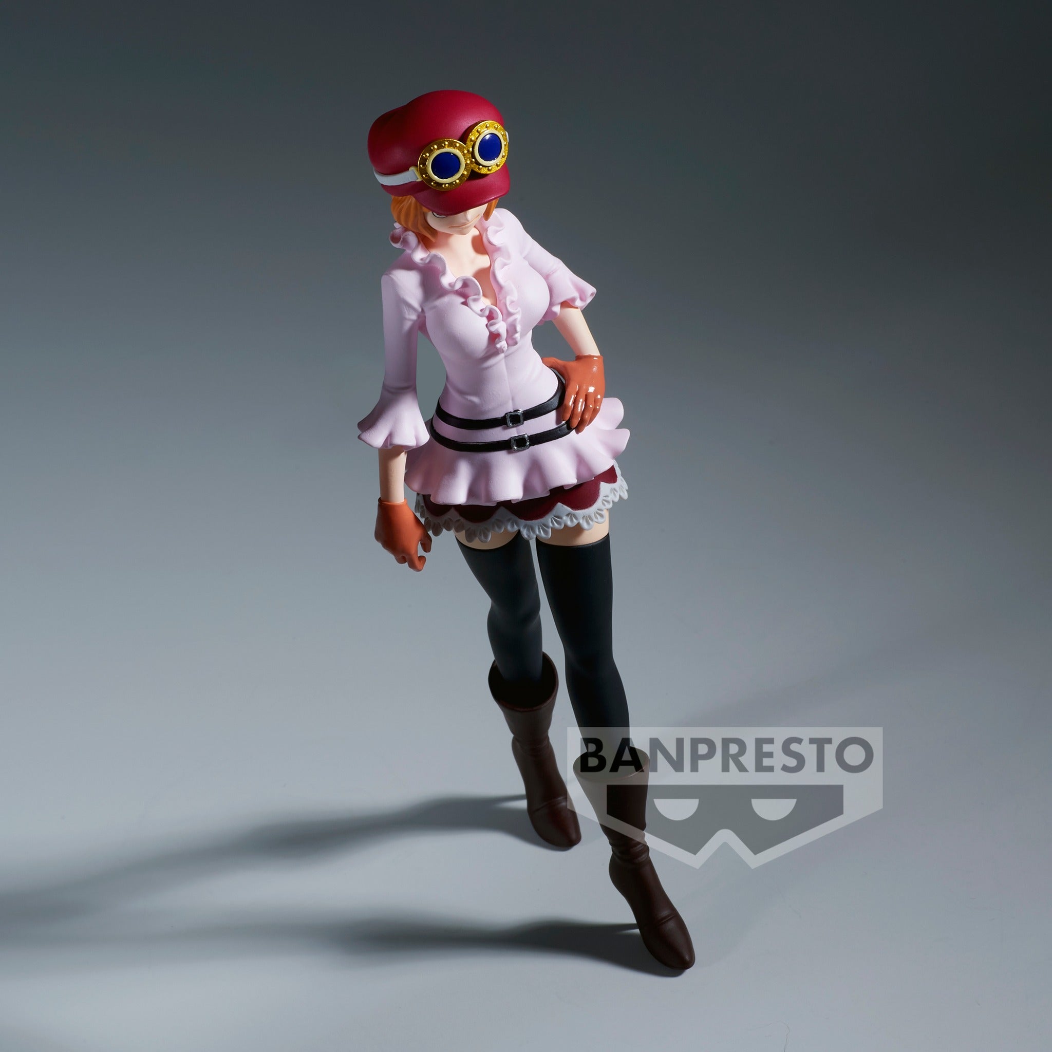 Figurine de Koala en posture dynamique avec un sourire malicieux, portant une casquette fuchsia, des lunettes jaunes surdimensionnées, un haut rose pâle, et une jupe à volants rose foncé, accompagnée de chaussettes noires montantes et de bottines à talons marron.