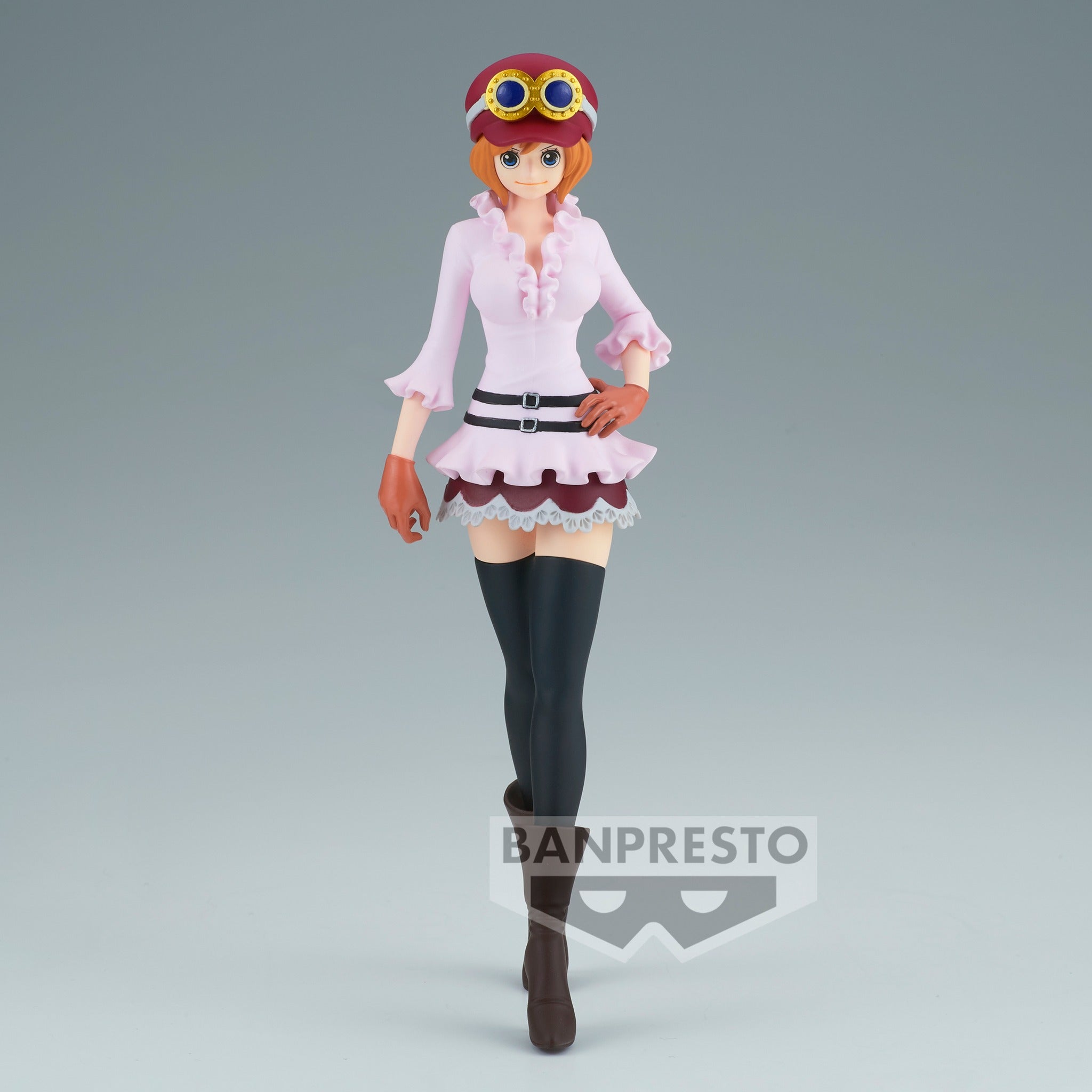 Figurine de Koala en posture dynamique avec un sourire malicieux, portant une casquette fuchsia, des lunettes jaunes surdimensionnées, un haut rose pâle, et une jupe à volants rose foncé, accompagnée de chaussettes noires montantes et de bottines à talons marron.