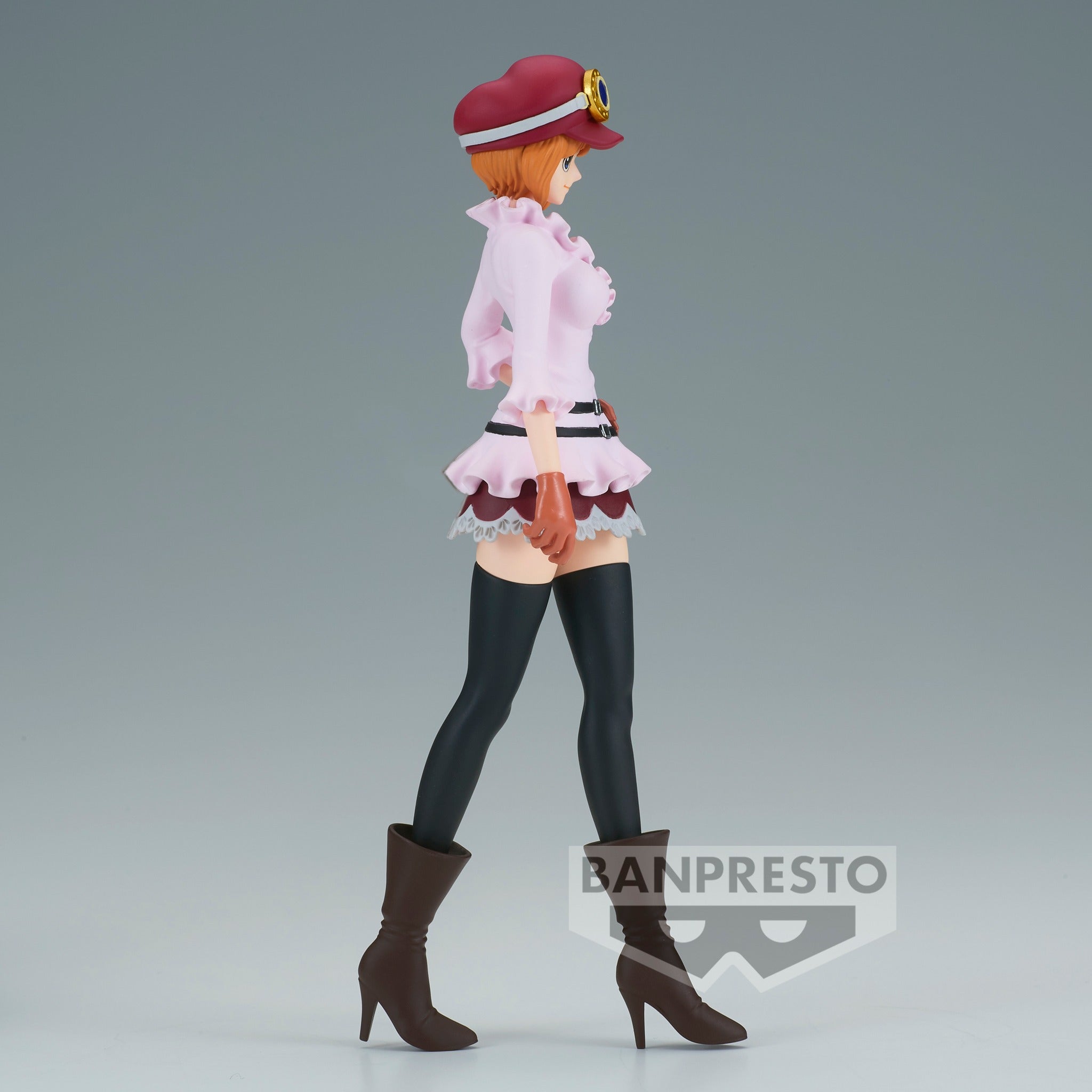 Figurine de Koala en posture dynamique avec un sourire malicieux, portant une casquette fuchsia, des lunettes jaunes surdimensionnées, un haut rose pâle, et une jupe à volants rose foncé, accompagnée de chaussettes noires montantes et de bottines à talons marron.