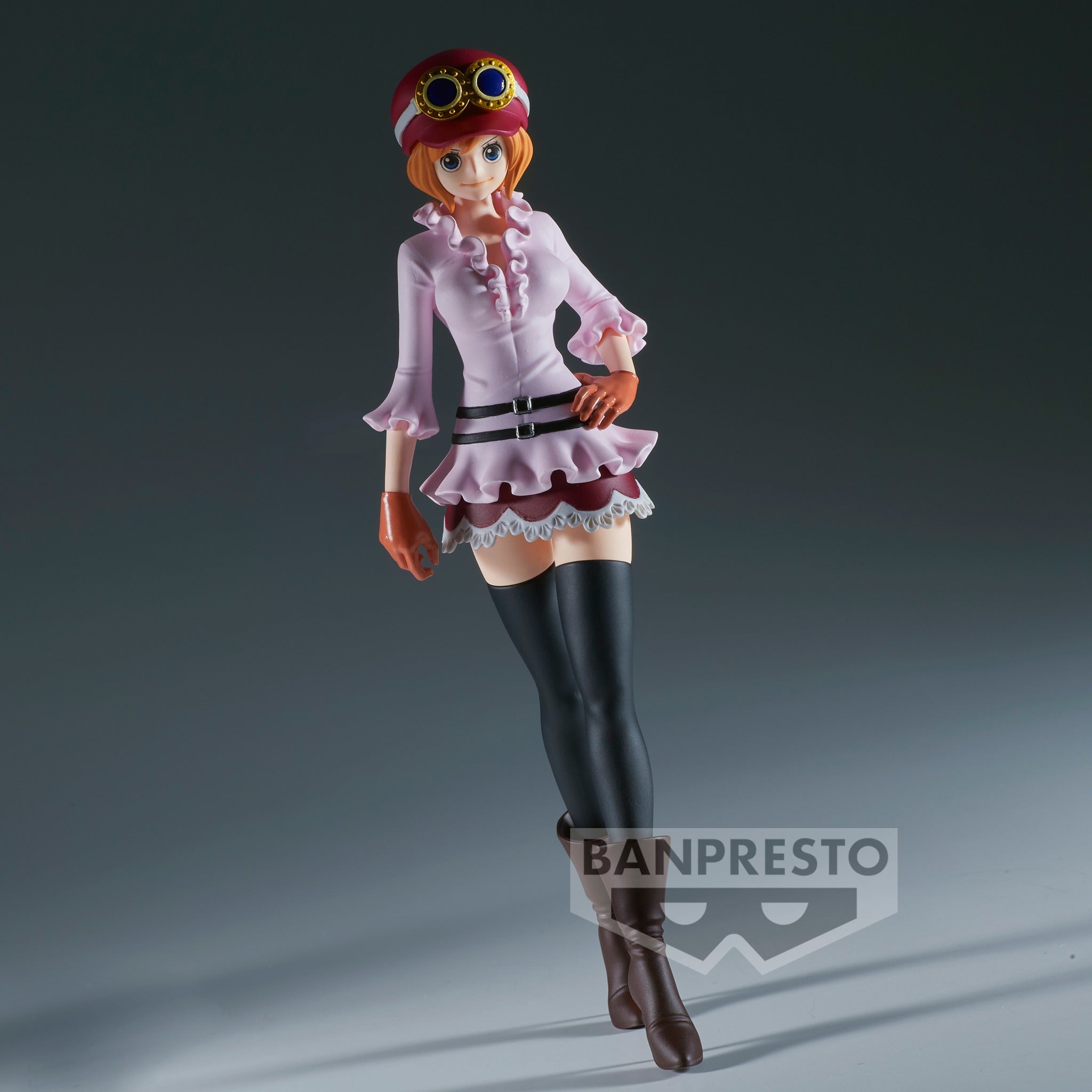 Figurine de Koala en posture dynamique avec un sourire malicieux, portant une casquette fuchsia, des lunettes jaunes surdimensionnées, un haut rose pâle, et une jupe à volants rose foncé, accompagnée de chaussettes noires montantes et de bottines à talons marron.