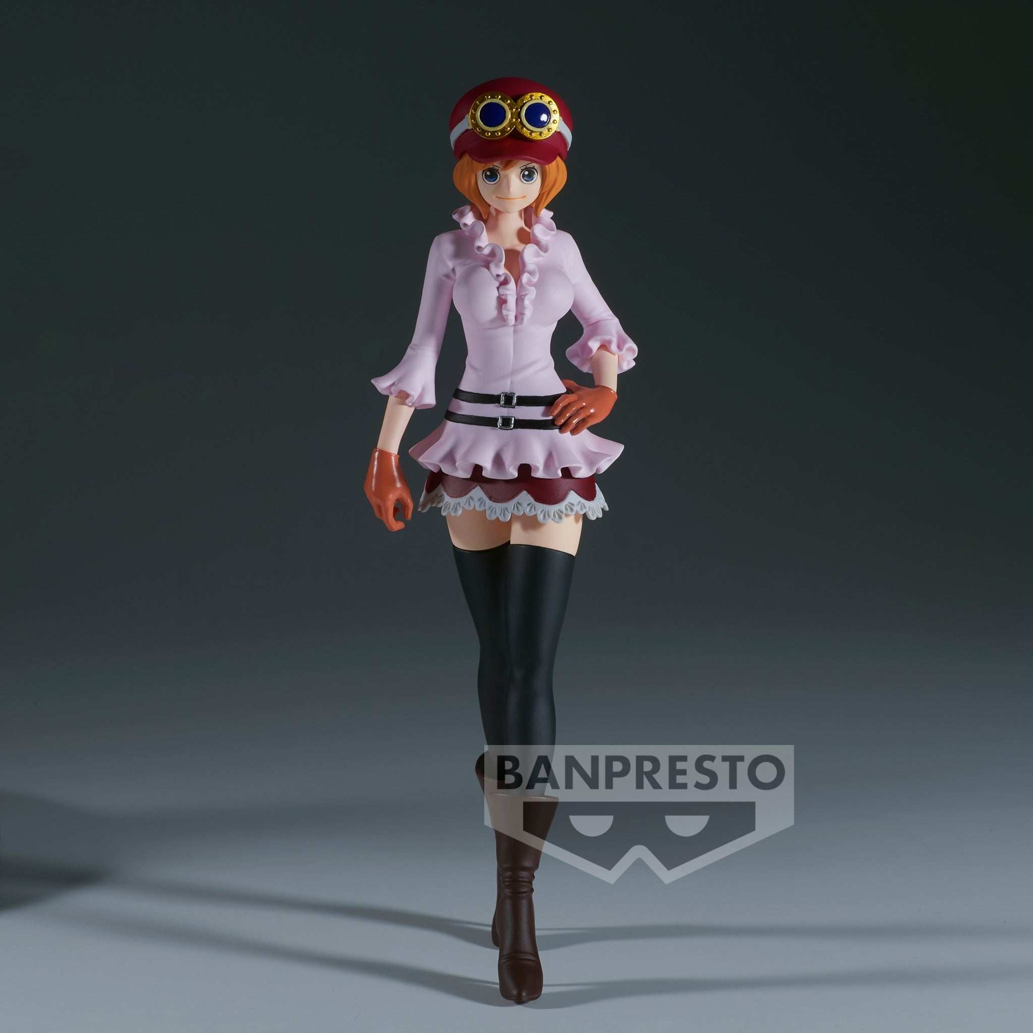 Figurine de Koala en posture dynamique avec un sourire malicieux, portant une casquette fuchsia, des lunettes jaunes surdimensionnées, un haut rose pâle, et une jupe à volants rose foncé, accompagnée de chaussettes noires montantes et de bottines à talons marron.